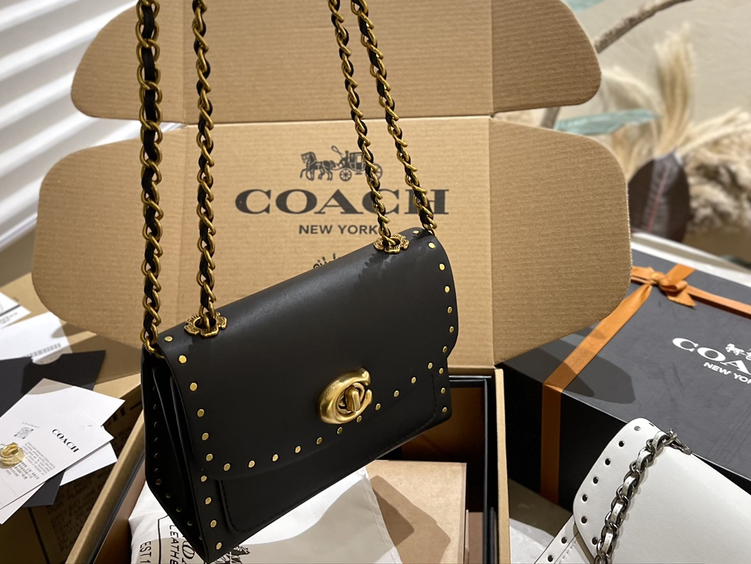 原单牛皮🐆p180 折叠礼盒 官网飞机箱 保养卡 全套包装 Coach Parker18 是现代和经典的完美碰撞,翻盖上山茶花的造型,既高 雅又特别,多个隔层非常实用,拼色设计,复古时髦,柔软舒适,质感一流 优雅不浮夸,精致也不挑年龄 Parker18小号温柔少女配色 属于耐看型的首选系列。简直了! 又相当百搭,简直不要太美。18cm