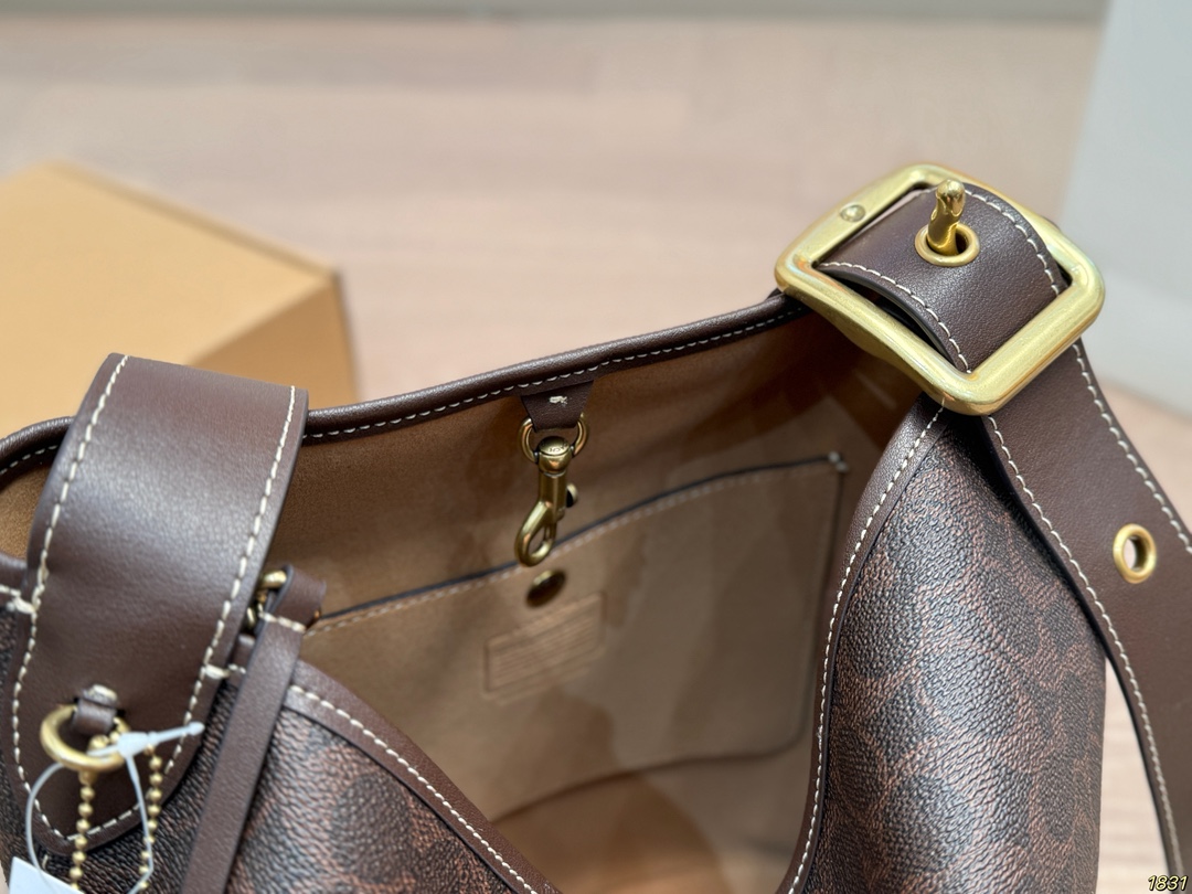 ¥180/¥170飞机盒 蔻驰coach Bleecker新款水桶包托特包 质地柔软,手感舒适,使用时能够完美贴合身体,带来舒适体验。 搭配上具有很高的灵活性,轻松打造不同风格。具有一种复古不羁的风格, 与年轻人追求自由、独立的个性不谋而合。 尺寸27 28/20 22