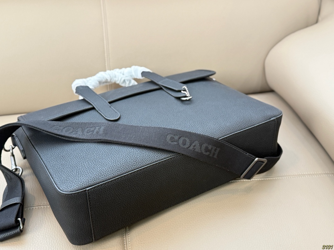 ¥315 COACH蔻驰新款系列公文包💕 超薄轻便小巧,男女皆可 可以放下13寸以下的电脑 肩带可拆卸 手提肩背都🉑 超级实用 出门办公也是酷Boy 尺寸39 27