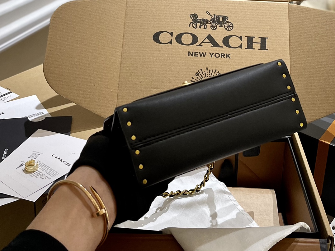 原单牛皮🐆p180 折叠礼盒 官网飞机箱 保养卡 全套包装 Coach Parker18 是现代和经典的完美碰撞,翻盖上山茶花的造型,既高 雅又特别,多个隔层非常实用,拼色设计,复古时髦,柔软舒适,质感一流 优雅不浮夸,精致也不挑年龄 Parker18小号温柔少女配色 属于耐看型的首选系列。简直了! 又相当百搭,简直不要太美。18cm