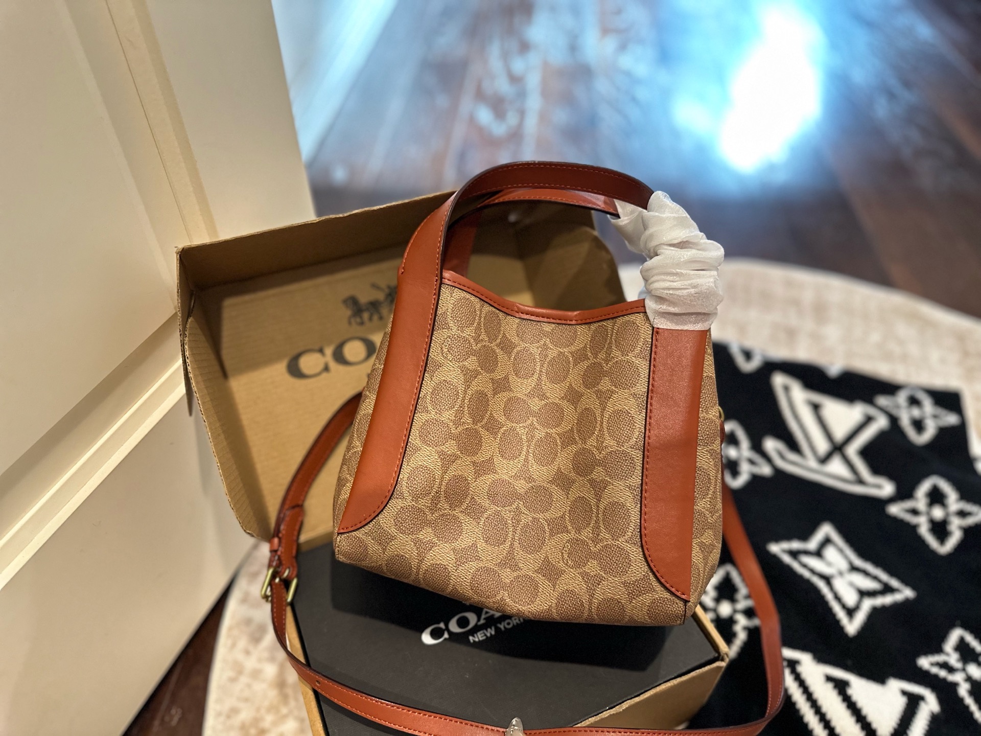 p185 礼盒包装 COACH新款NHadley美哭啦 COACH本月新款Hadley crossbody 可调节拼接肩带设计可腋下可斜挎 麂皮材质氛围感一整个电 真的不要太美 尺寸 23&times;25