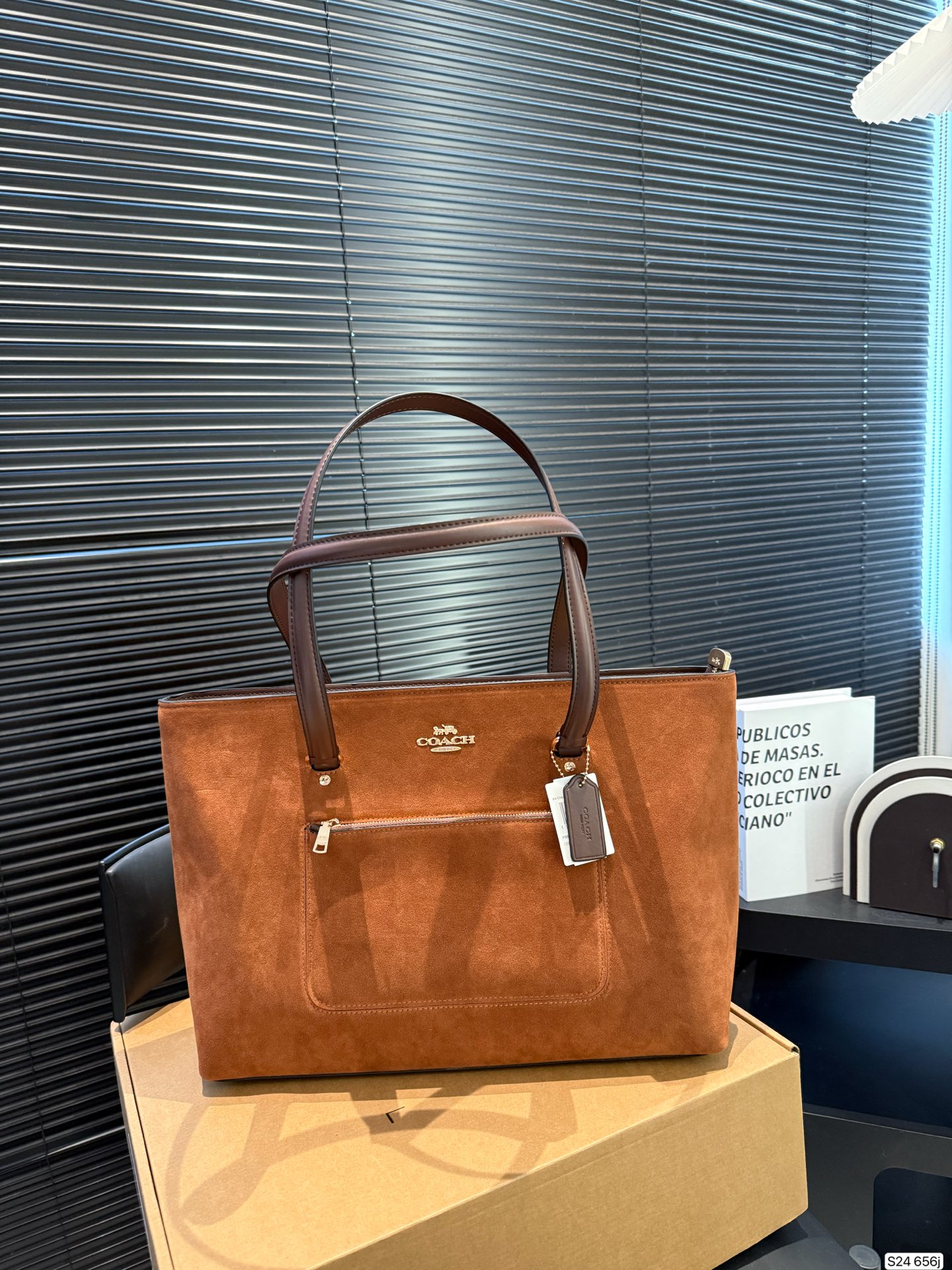 P170 配飞机盒 COACH蔻驰︳秋冬季节的Station 托特包 经典标志老花C Logo STATION 托特包 内置拉链袋/手机袋/多功能袋 顶部拉链开合,织物衬里 尺寸36 27 货号656