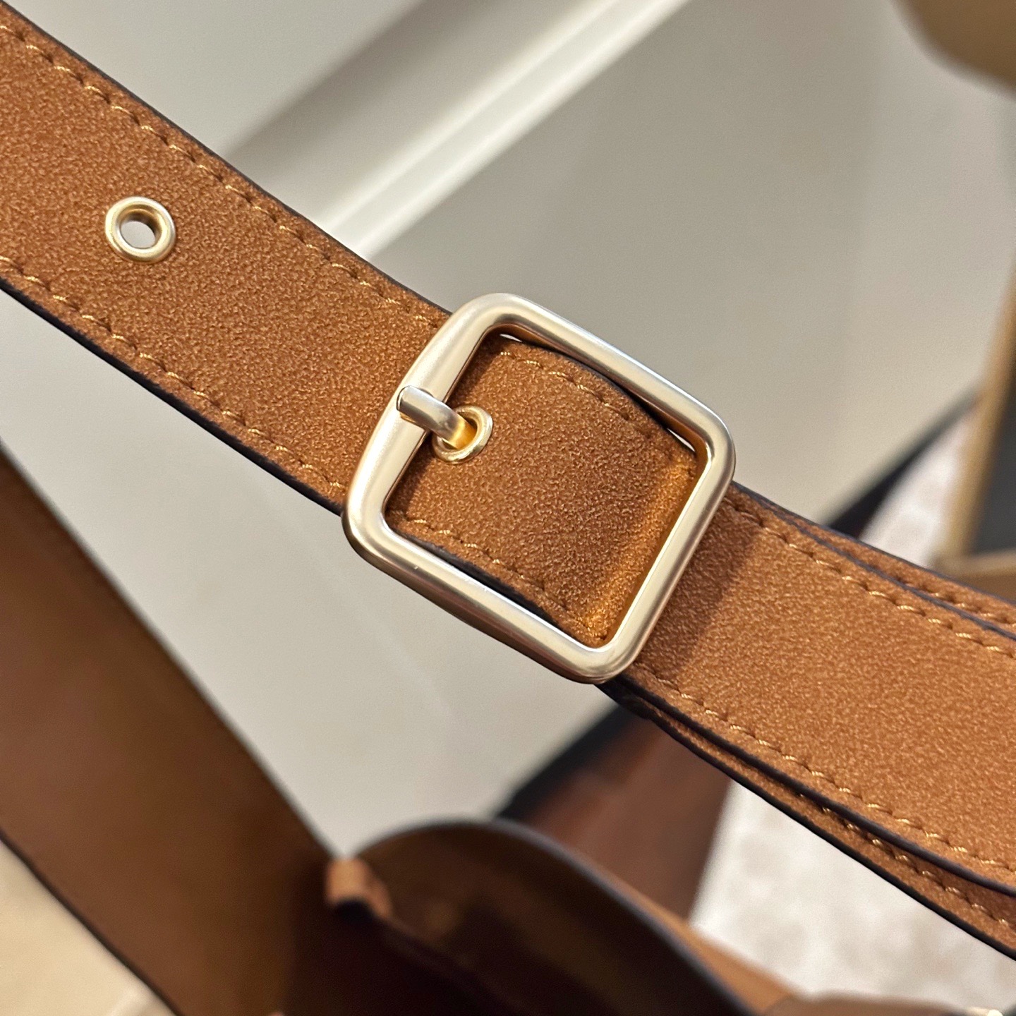 p160 礼盒包装 COACH新款NHadley美哭啦 COACH十月新款Hadley crossbody 可调节拼接肩带设计可腋下可斜挎 麂皮材质氛围感一整个电 真的不要太美 尺寸 23&times;25cm