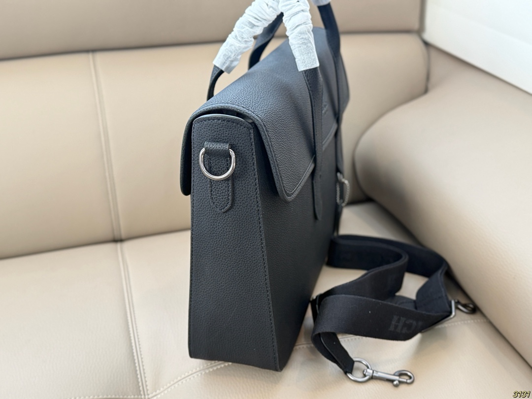 ¥315 COACH蔻驰新款系列公文包💕 超薄轻便小巧,男女皆可 可以放下13寸以下的电脑 肩带可拆卸 手提肩背都🉑 超级实用 出门办公也是酷Boy 尺寸39 27