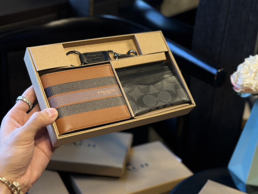 福利🐆p70 礼盒包装 Coach 高级男士钱包超级礼盒 钱夹+卡包+钥匙扣 男士钱包我一直喜欢的就是 Coach，因为它的辨识度高而且做工值得信任。而且设计简约，真皮抗磨耐用，送朋友、男友 首选