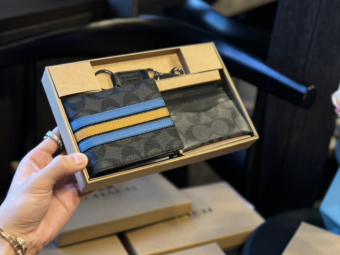 福利🐆p70 礼盒包装 Coach 高级男士钱包超级礼盒 钱夹+卡包+钥匙扣 男士钱包我一直喜欢的就是 Coach，因为它的辨识度高而且做工值得信任。而且设计简约，真皮抗磨耐用，送朋友、男友 首选