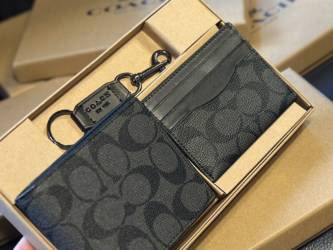 福利🐆p70 礼盒包装 Coach 高级男士钱包超级礼盒 钱夹+卡包+钥匙扣 男士钱包我一直喜欢的就是 Coach，因为它的辨识度高而且做工值得信任。而且设计简约，真皮抗磨耐用，送朋友、男友 首选