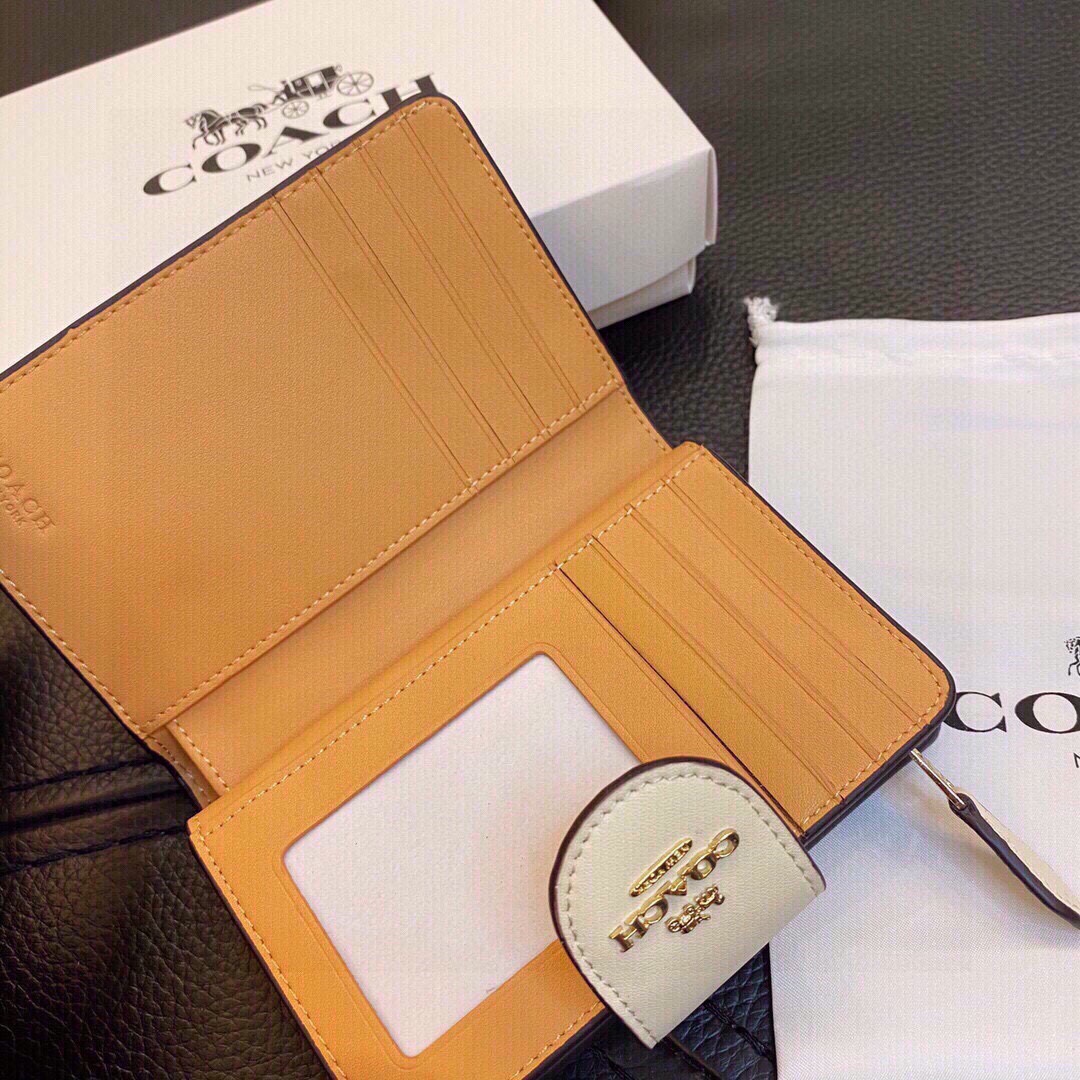 P110🎀🎀颜色 配色🎀尺寸 14x9🎀✨代购级别,越南制造,coach短款钱包此款钱包小巧精致可爱💓非常实用,内部多层卡位槽,可以平铺人民币 现货发售