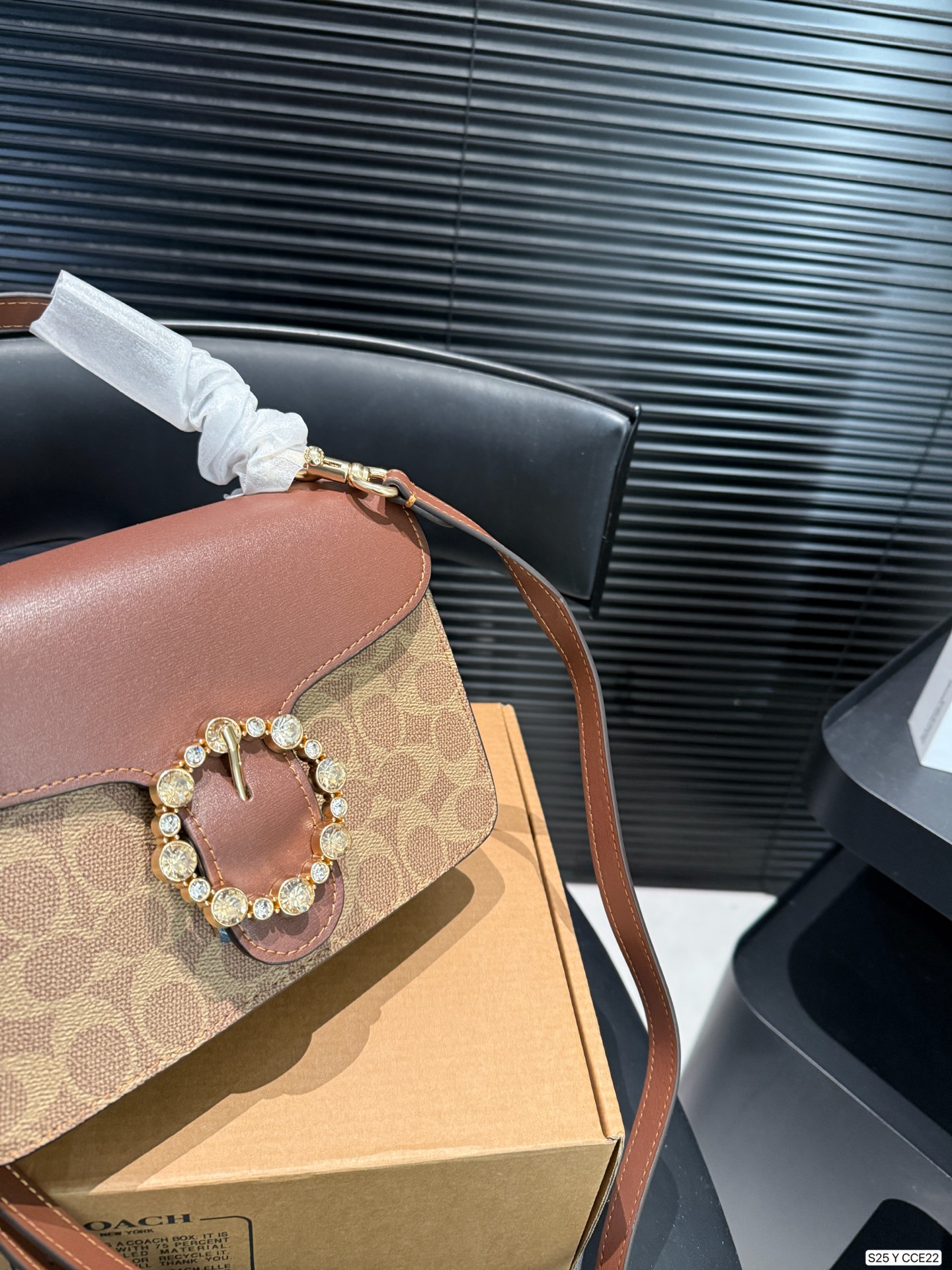 P175 配盒子coach11🈷️北美新款镶钻邮差包包来啦 刚上即断货特别火爆 这款真的对得起&ldquo;轻奢风&rdquo;的包包啊 按扣的彩钻太好看了[派对R] 尺寸21 14 货号CCE22