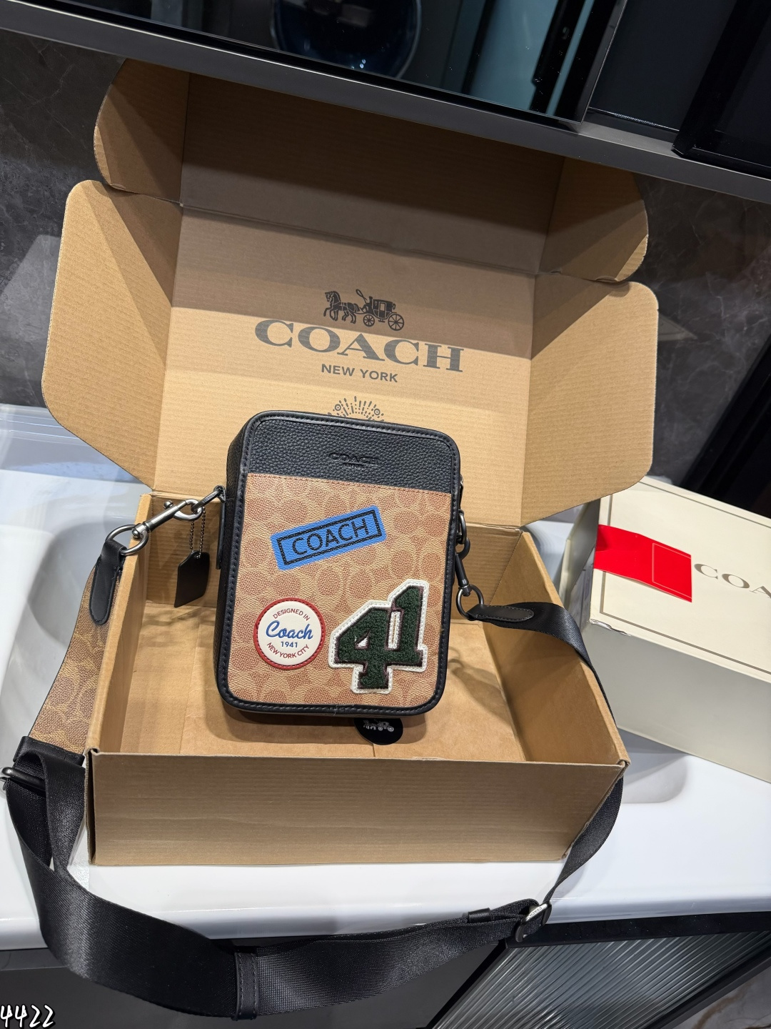 ❤️p200（礼盒包装）❤️ Coach蔻驰新品 手机包新配色 绝绝子了 蔻驰九月新品首发小手机包包 男生男士小包Track手机包斜挎包背上就是那纯纯帅气男孩 尺寸：16*6*21cm