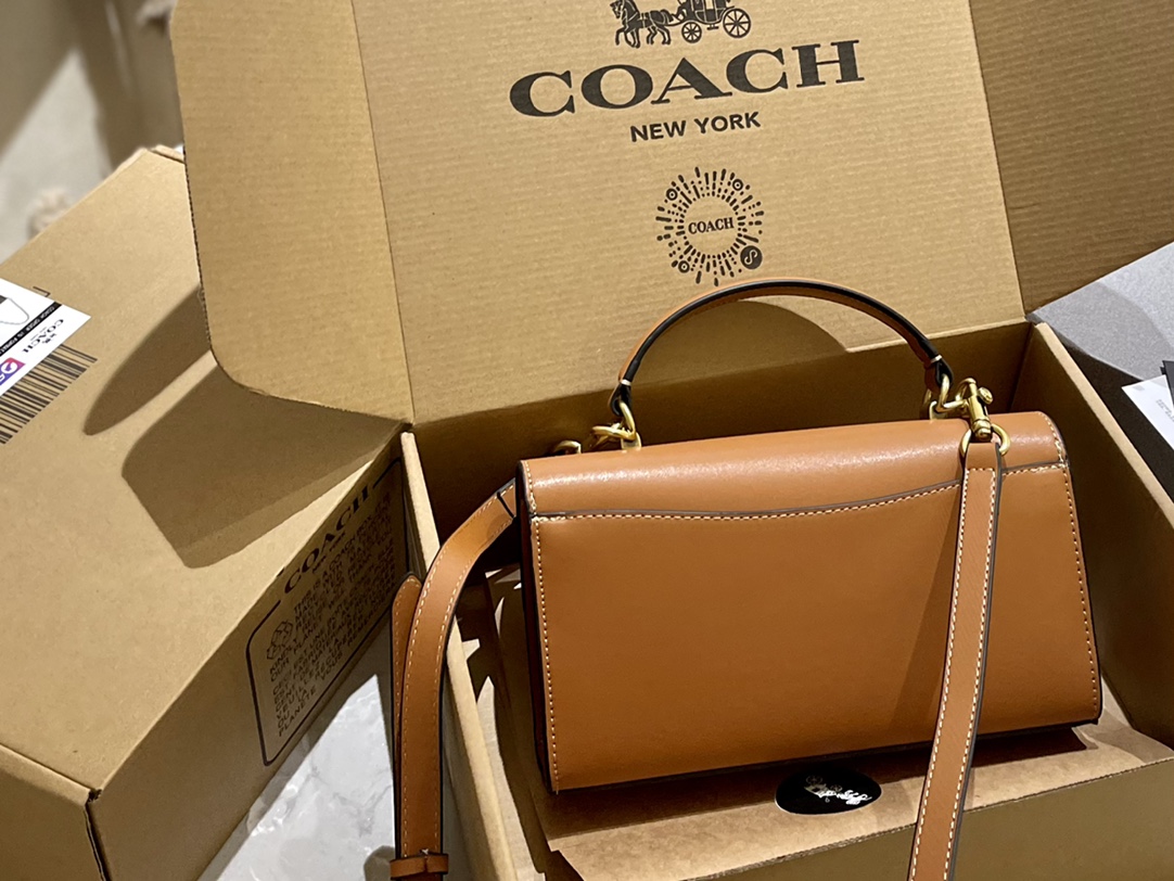 🐆p160 折叠礼盒 蔻驰COACH Harlow手提单肩包 方方正正的包型 优雅有气质 金属马车logo简约大气 容量也很可 手机 化妆品 钱包都可以装下 尺寸24.13