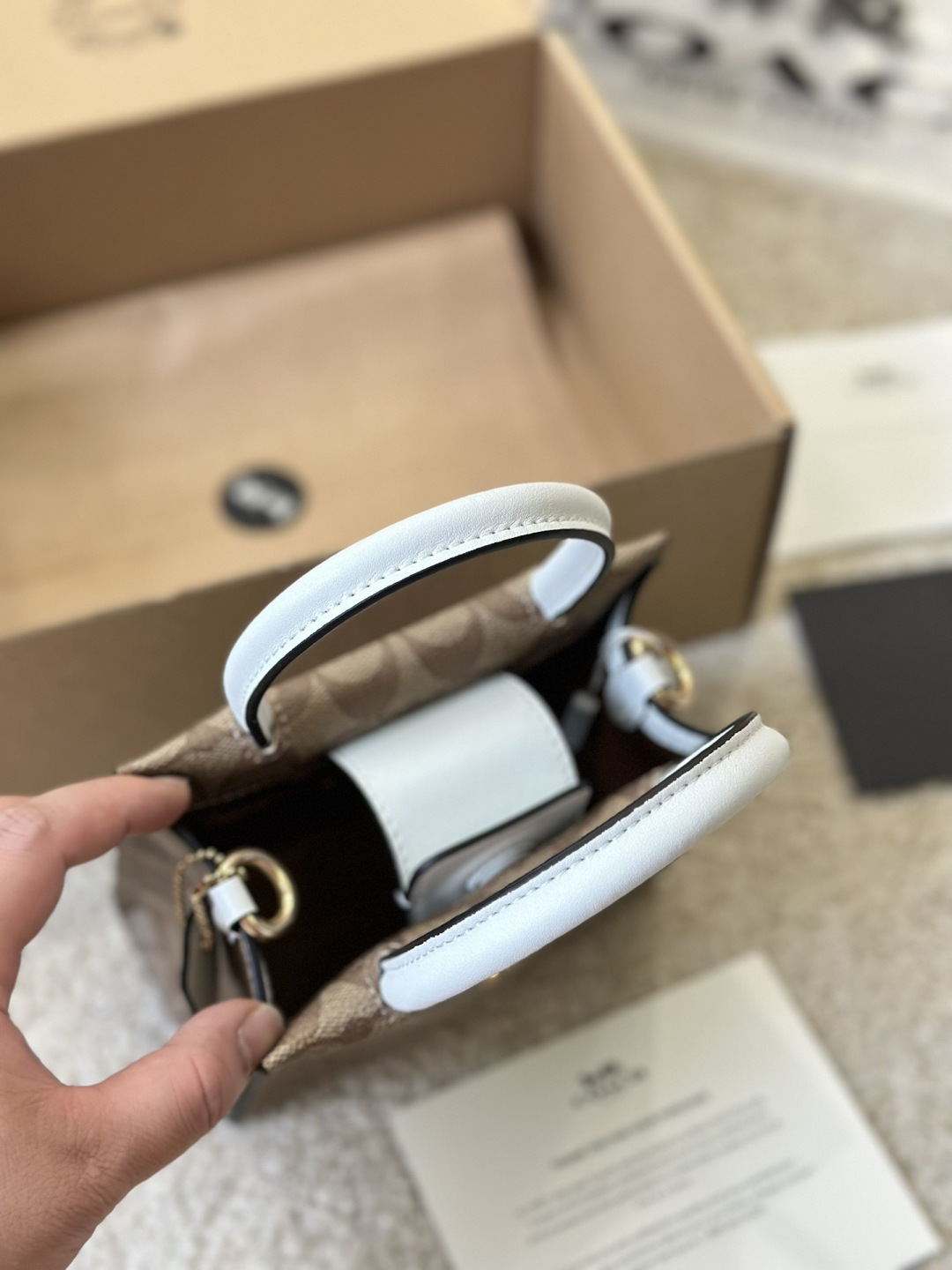 复刻版 牛皮 p160 COACH |琴谱包 Minically Minically 真的是好看又平价的琴谱包!妥妥的 Celine 平替 有多火也不想再多过赘述 这个最经典的卡其logo居然很少人po图!!! 颜值真的很高呀 感觉这个颜色会比深色来说,各个季节都适合,又抗造又百搭 手提,斜背都挺好看的,容量也是可以放下手机,钱包 充电宝的 Q蔻驰 COACH 蔻驰女包 CALLY系列 单肩包手拎包斜挎包 尺寸16.5 17cm