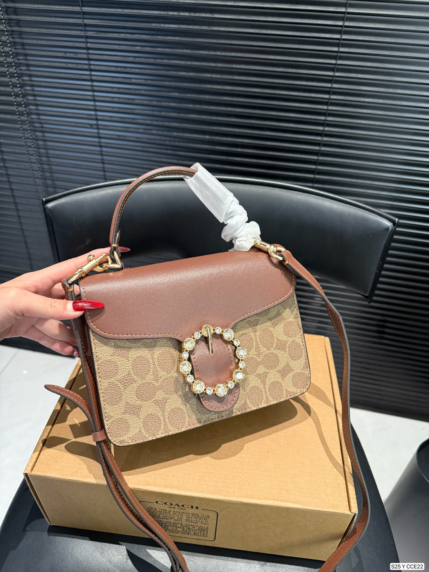 P175 配盒子coach11🈷️北美新款镶钻邮差包包来啦 刚上即断货特别火爆 这款真的对得起&ldquo;轻奢风&rdquo;的包包啊 按扣的彩钻太好看了[派对R] 尺寸21 14 货号CCE22