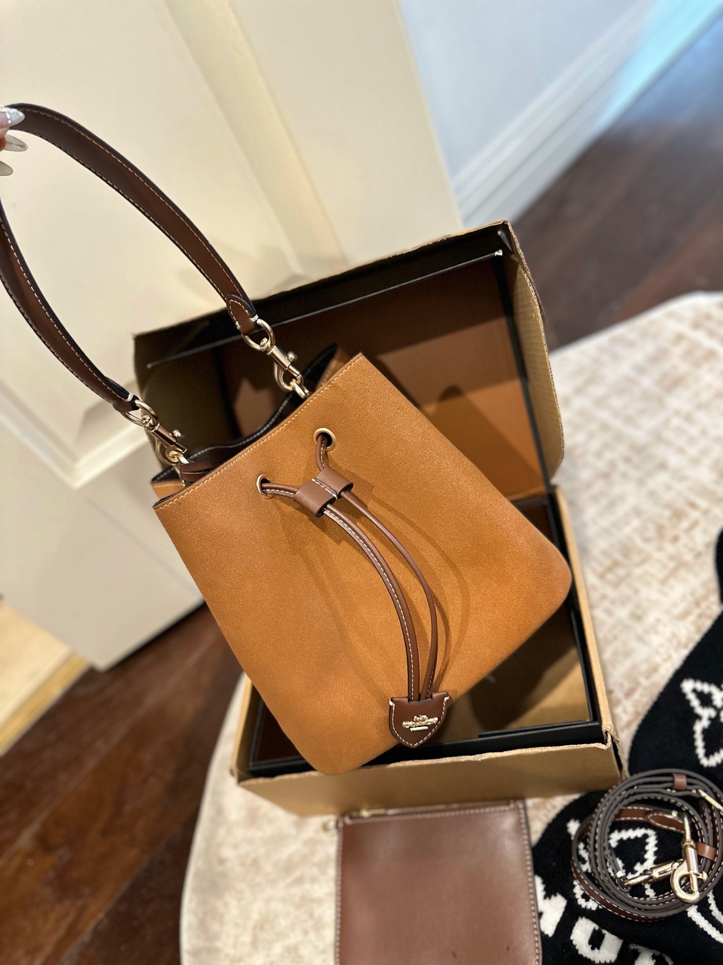 p185 礼盒包装 Coach新品水桶是不是很戳心巴推荐理由 V两条肩带手提/腋下/斜挎任意切换 尺寸25 23cm高轻便又很实用 浅奶茶新色秋日第一抹温柔