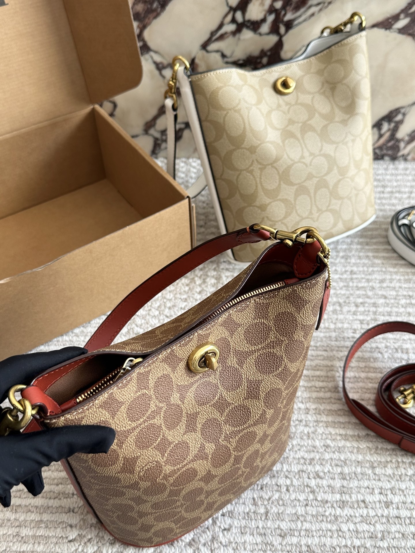 💰190 配盒 size：21 17cm C家 新款水桶包 蔻驰最新一季的 休闲随性的包型，立体饱满 腋下/斜挎都不成问题 通勤必备 搜索 coach 水桶