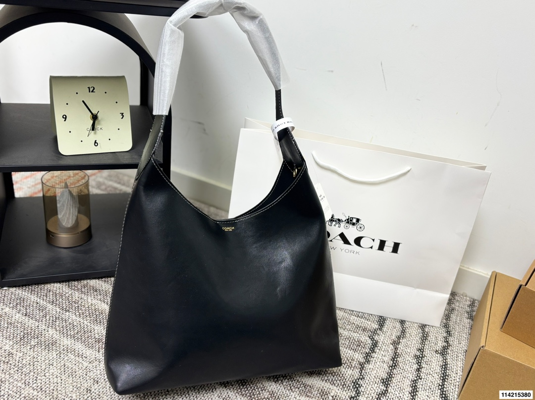 p150 礼盒包装 尺寸34.25/28.21/23.14 蔻驰 Coach 来活啦10月新款 Brooklyn28 Coach新品10月新品,复古潮流风再度来袭 1.肩带可调节长度,足够的腋下肩带,轻松打造腋下包型。 2.轻盈的黄铜配件点缀,尽显低调优雅。 真皮包边,高品质高手艺。 包型轻巧,容量超级可。 通勤,日常都可。简约线条,复古风潮。姐妹们快来get起来吧