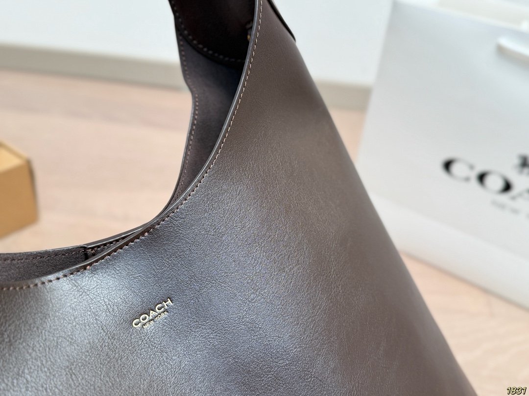 &yen;210/&yen;180/&yen;170飞机盒 蔻驰Coach托特包 颜色搭配很有复古的感觉 高级又不失优雅 超有氛围感 通勤 休闲 约会通通可搭 尺寸：38 32/27 21/22 13