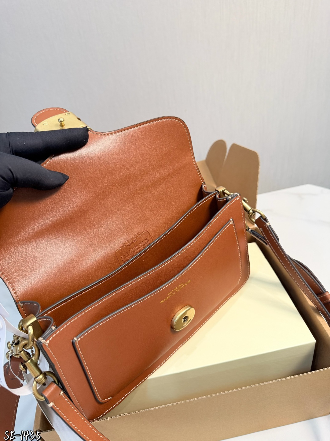 ❤️p195❤️ Coach Tabby 26酒神包 Coach Tabby 26酒神包，选用柔软颗粒牛皮，手感细腻耐用，焦糖棕色搭配复古金属C扣，简约又大气艹。26x15x7.5cm26x15x7.5cm，内部夹层+拉链小袋，收纳超方便！肩带可调节，腋下、单肩、斜挎都OK，通勤约会都能轻松驾驭~焦糖棕色百搭耐看，秋冬穿搭必备，复古优雅 气质满你可