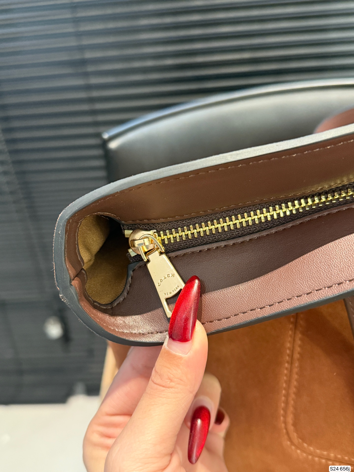 P170 配飞机盒 COACH蔻驰︳秋冬季节的Station 托特包 经典标志老花C Logo STATION 托特包 内置拉链袋/手机袋/多功能袋 顶部拉链开合,织物衬里 尺寸36 27 货号656