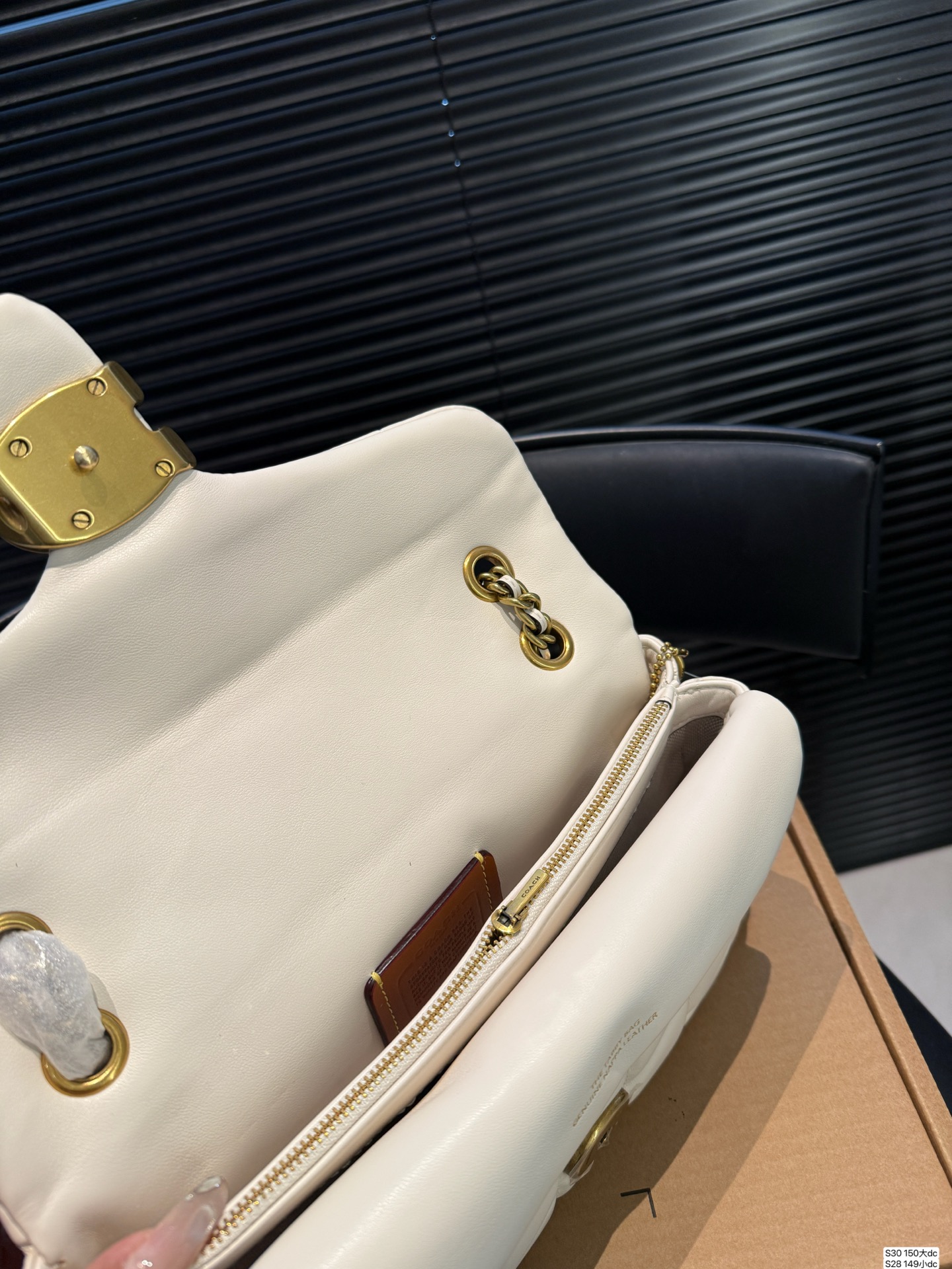 大P200 小P190 配飞机盒 百搭神器&mdash;tabby 蔻驰酒神新品 Quilted Tabby 链条版Tabby 这你能忍住?? 满满的小细节&hellip; 尺寸大号 26 13 小号20 10 货号大150 小149