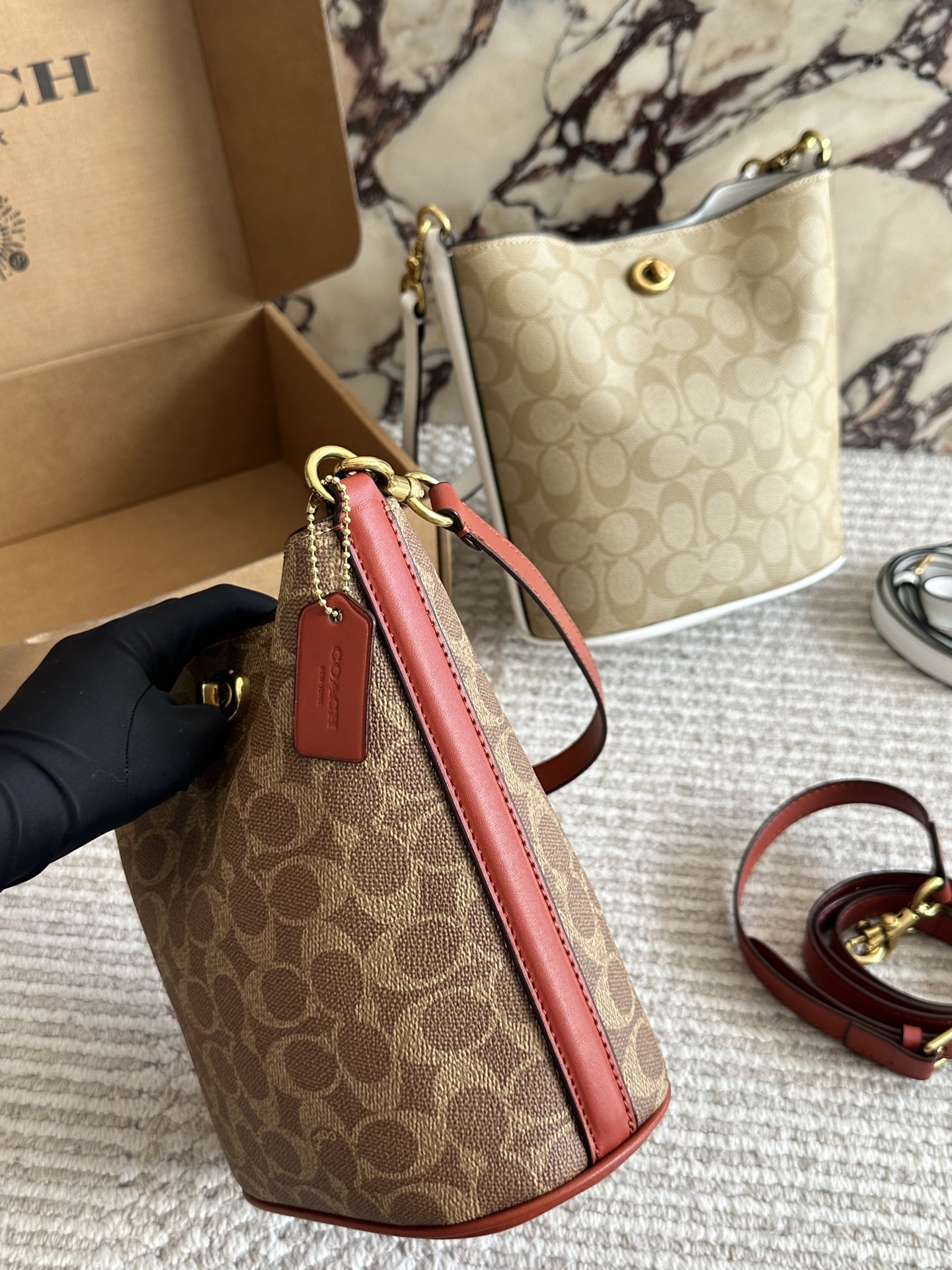 💰190 配盒 size：21 17cm C家 新款水桶包 蔻驰最新一季的 休闲随性的包型，立体饱满 腋下/斜挎都不成问题 通勤必备 搜索 coach 水桶