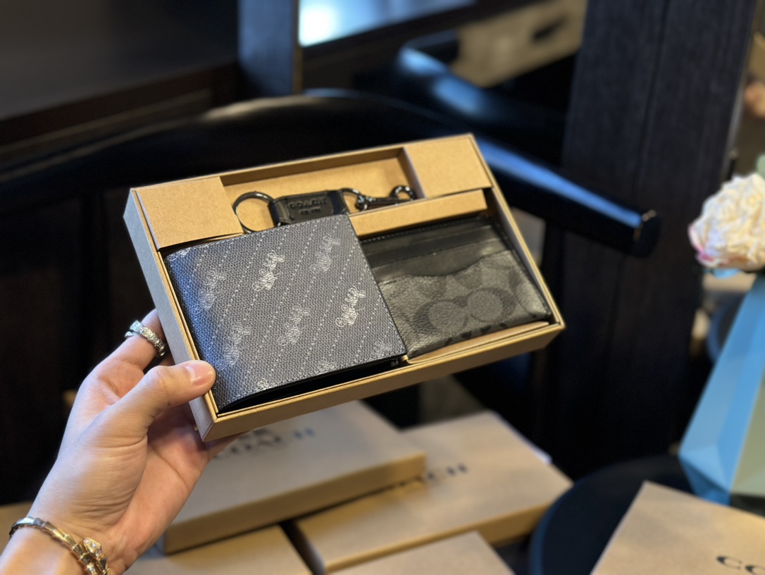 福利🐆p70 礼盒包装 Coach 高级男士钱包超级礼盒 钱夹+卡包+钥匙扣 男士钱包我一直喜欢的就是 Coach，因为它的辨识度高而且做工值得信任。而且设计简约，真皮抗磨耐用，送朋友、男友 首选