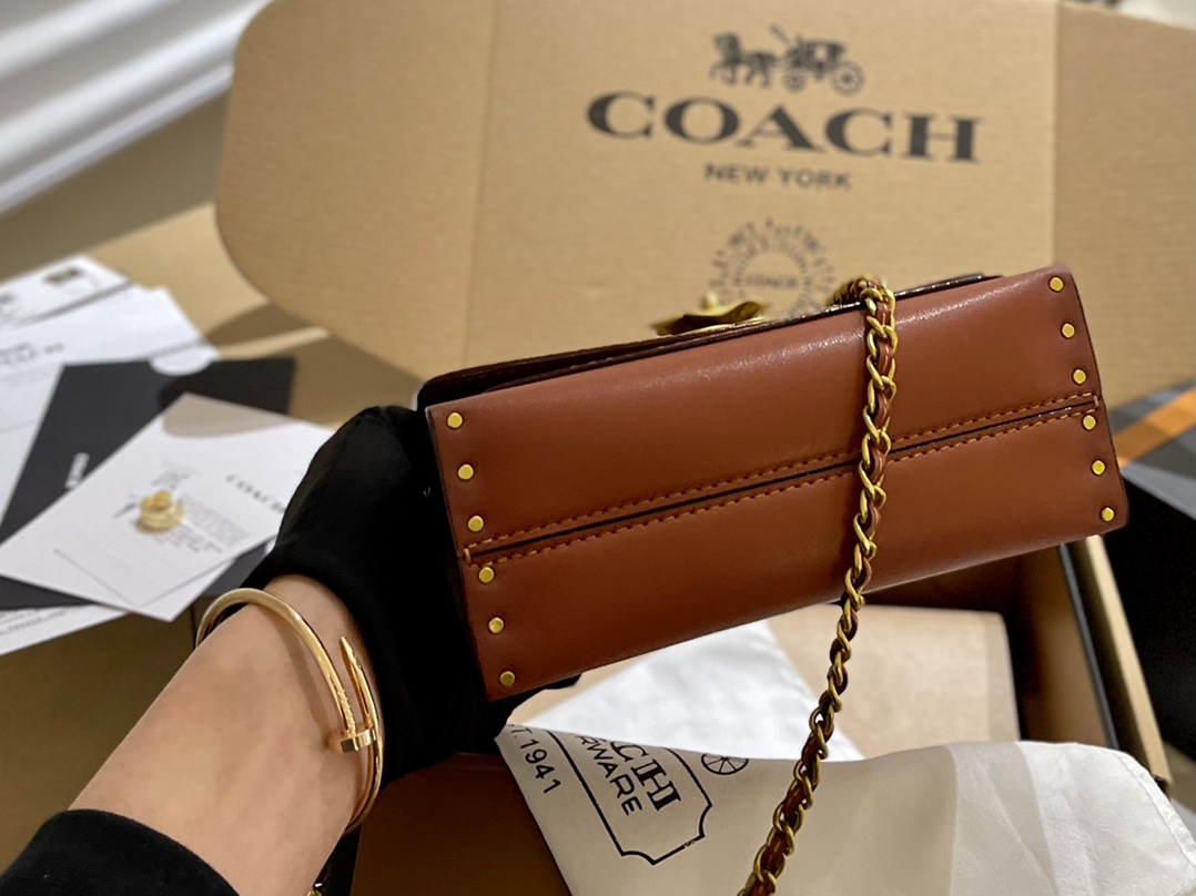 原单牛皮🐆p180 折叠礼盒 官网飞机箱 保养卡 全套包装 Coach Parker18 是现代和经典的完美碰撞，翻盖上山茶花的造型，既高 雅又特别，多个隔层非常实用，拼色设计，复古时髦，柔软舒适，质感一流 优雅不浮夸，精致也不挑年龄 Parker18小号温柔少女配色 属于耐看型的首选系列。简直了！ 又相当百搭，简直不要太美。18cm