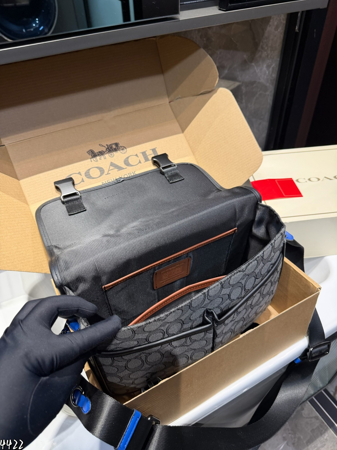 ❤️p200（礼盒包装）❤️ 男士邮差包? Coach酷帅邻家风走起~ 男包应该如何选择?时尚界男包内卷舌 不如配上一些明亮的颜色打造酷帅邻家风~@Coach蔻驰的Track系列一直都是打造不同风格的家 v [混合 丛林绿玛瑙色]这个颜色真的超级复古并且超有韵味~搭配风衣和马丁靴在背.上Track这款包包，真的超级深沉又深邃 V [木炭灰色拼运动蓝色]不得不说这个配色还真是深藏不露，打开翻盖居然还带了一些姜黄色，真的是非常吸睛，搭配简单的白色T，背上运动风蓝色的 Track,在篮球场上一-定会迷倒不少女生 V容量可以放下11寸笔记本电脑~颜值与实力并存!!! 尺寸：30*8*23cm