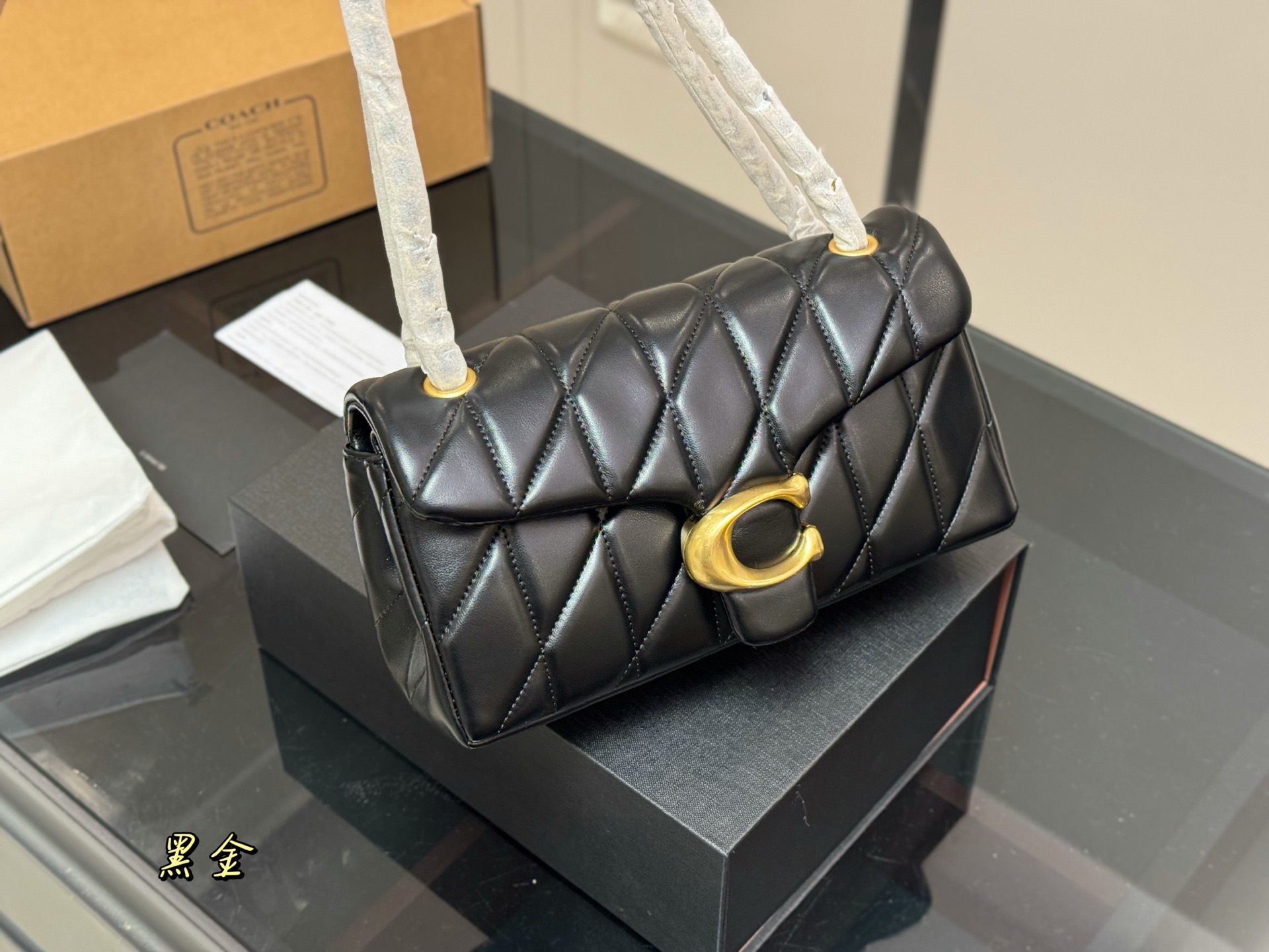 ¥200 配折叠盒飞机盒 👏🏿 size:25*15cm 百搭神器—tabby 蔻驰 酒神新品 Quilted Tabby25 链条版Tabby 这你能忍住?? 满满的小细节…