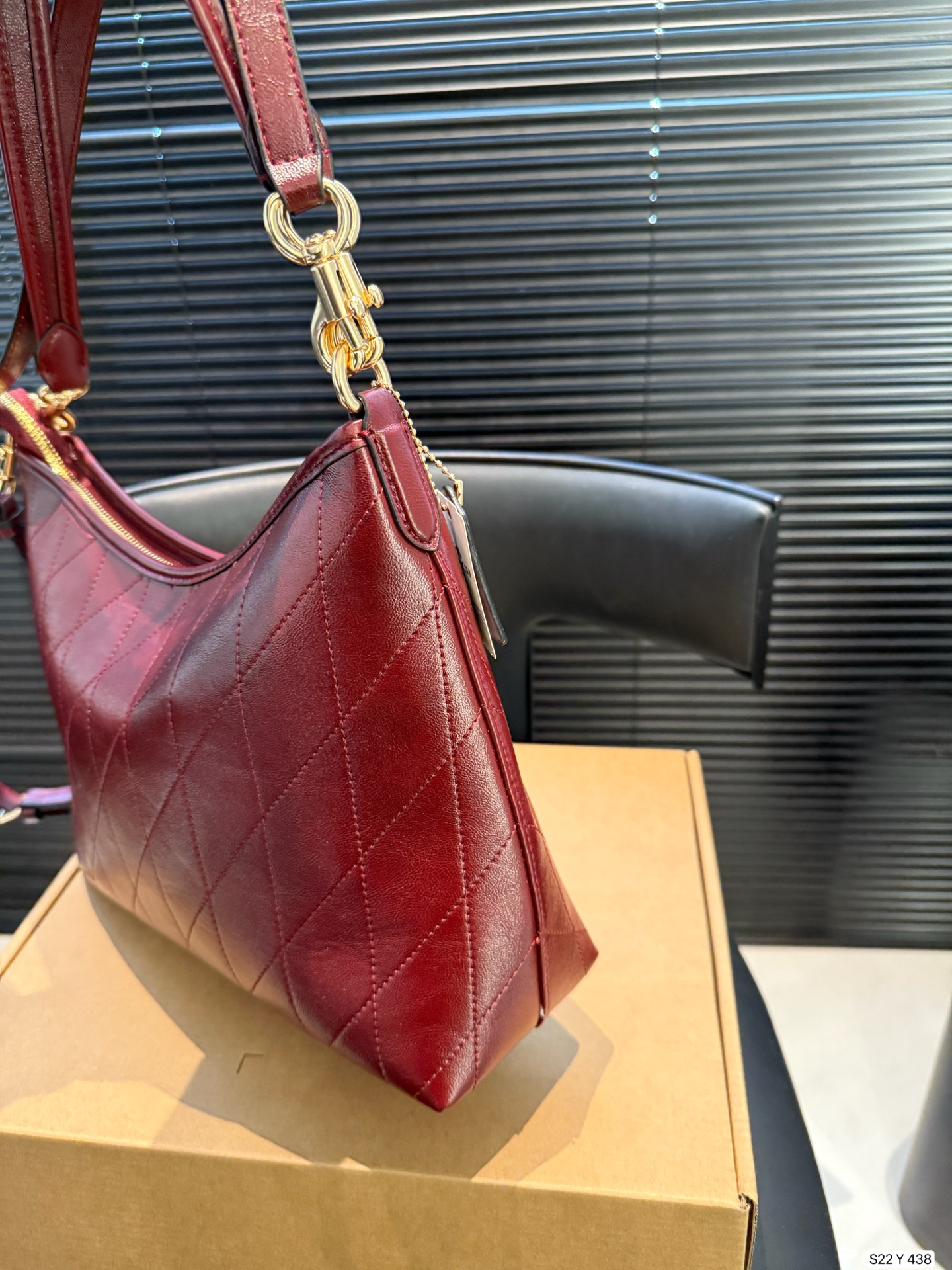 P160 配飞机盒 蔻驰托特包，除了好看还是好看，托特包造型简单又好用关键是超好看，轻便，缤纷又结实。分分钟成为街上最具回头率的时尚单品！尺寸：30 21货号Y438