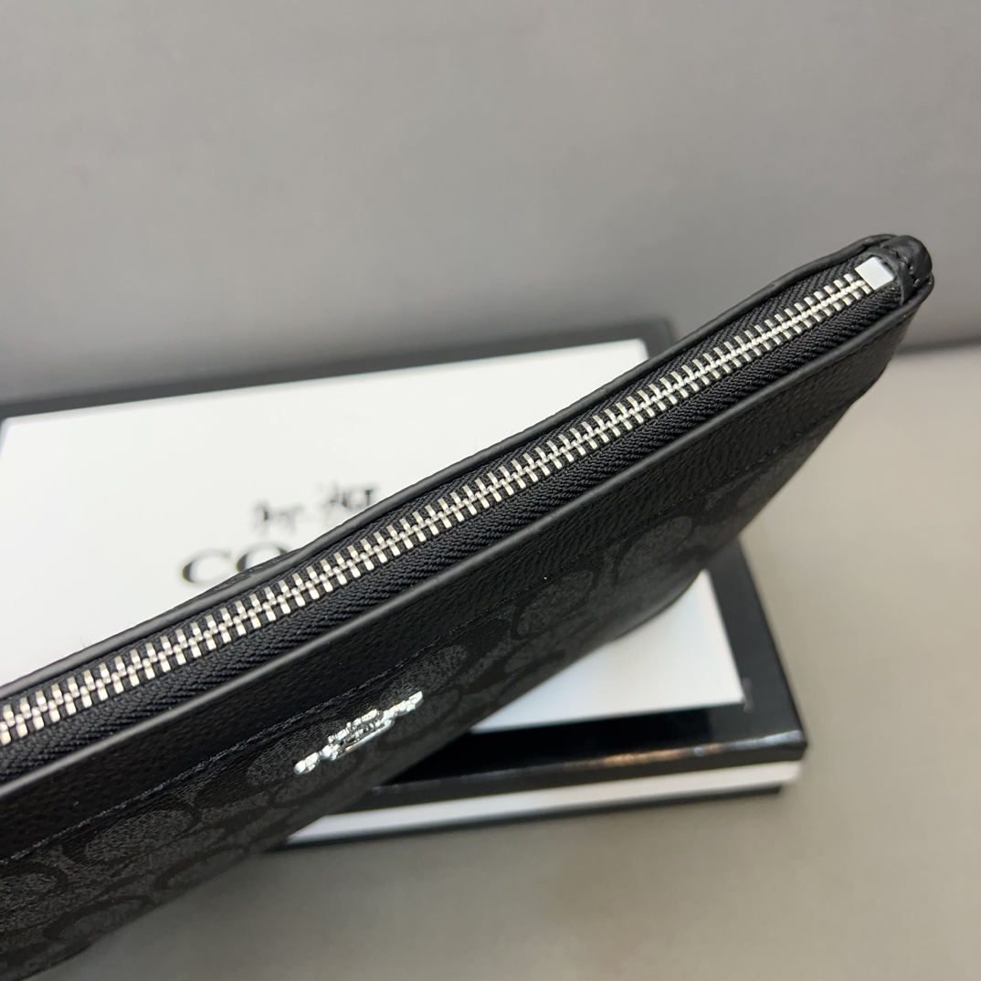 P100 Coach 蔻驰 印花小牛皮手拿包 卡包钱包多功能男包 采用精湛镶嵌细工，实物拍摄 原厂原版面料 配送礼盒 26 x 16 cm。