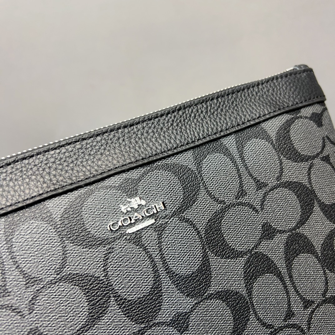 P100 Coach 蔻驰 印花小牛皮手拿包 卡包钱包多功能男包 采用精湛镶嵌细工，实物拍摄 原厂原版面料 配送礼盒 26 x 16 cm。