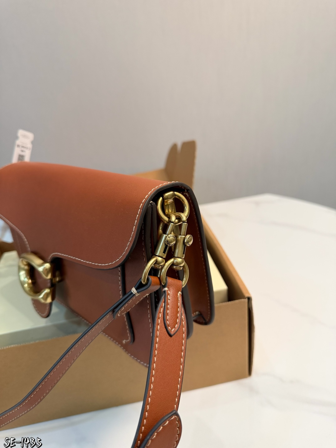 ❤️p195❤️ Coach Tabby 26酒神包 Coach Tabby 26酒神包，选用柔软颗粒牛皮，手感细腻耐用，焦糖棕色搭配复古金属C扣，简约又大气艹。26x15x7.5cm26x15x7.5cm，内部夹层+拉链小袋，收纳超方便！肩带可调节，腋下、单肩、斜挎都OK，通勤约会都能轻松驾驭~焦糖棕色百搭耐看，秋冬穿搭必备，复古优雅 气质满你可