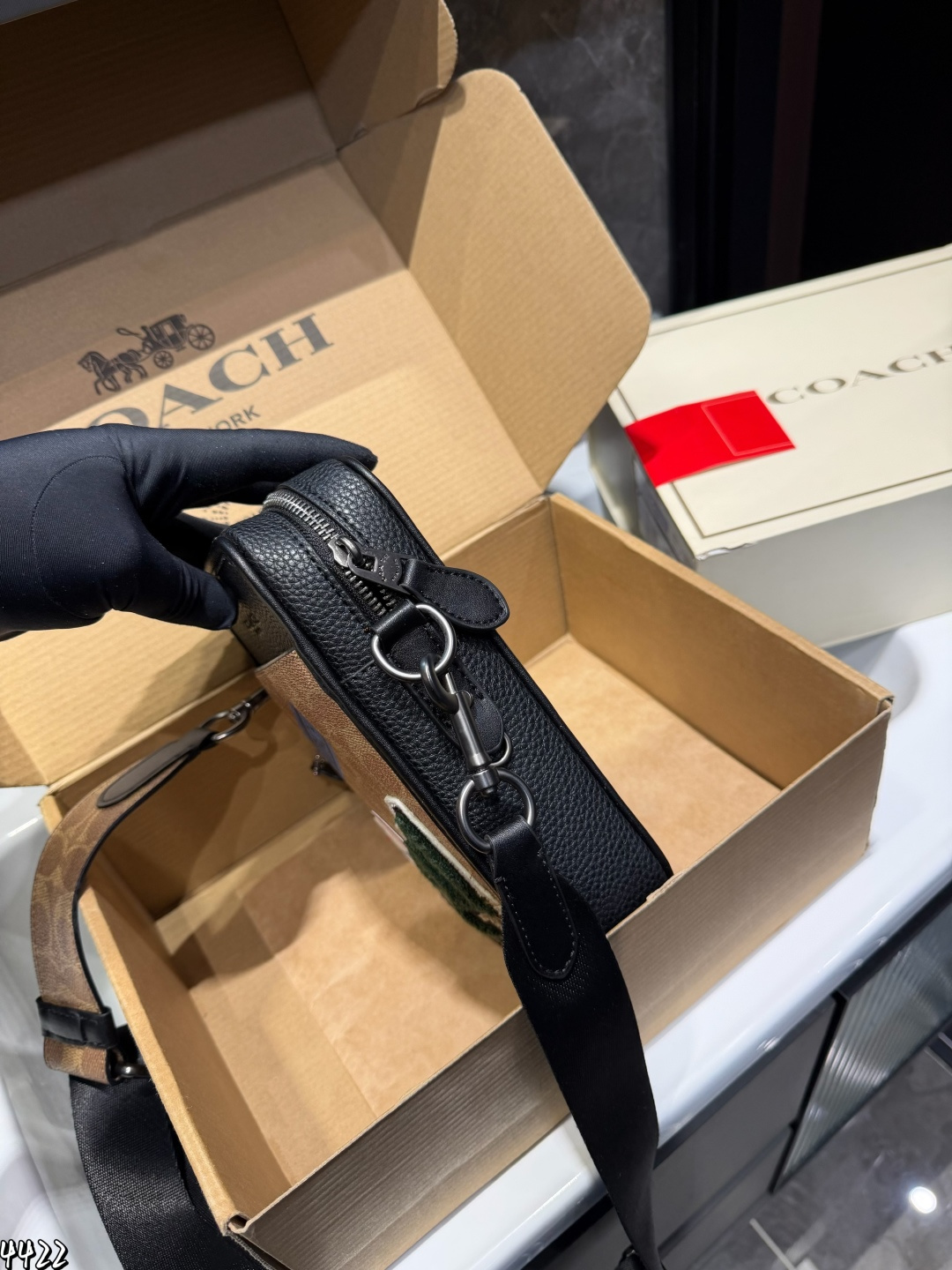 ❤️p200（礼盒包装）❤️ Coach蔻驰新品 手机包新配色 绝绝子了 蔻驰九月新品首发小手机包包 男生男士小包Track手机包斜挎包背上就是那纯纯帅气男孩 尺寸：16*6*21cm