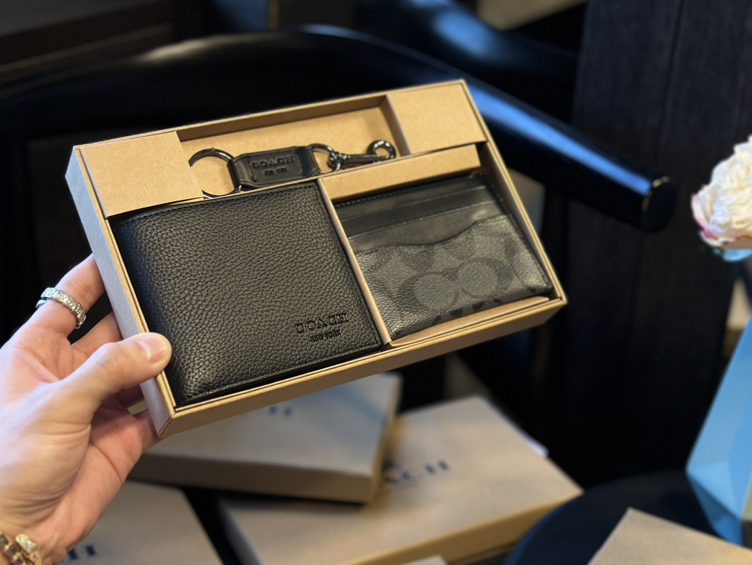 福利🐆p70 礼盒包装 Coach 高级男士钱包超级礼盒 钱夹+卡包+钥匙扣 男士钱包我一直喜欢的就是 Coach，因为它的辨识度高而且做工值得信任。而且设计简约，真皮抗磨耐用，送朋友、男友 首选