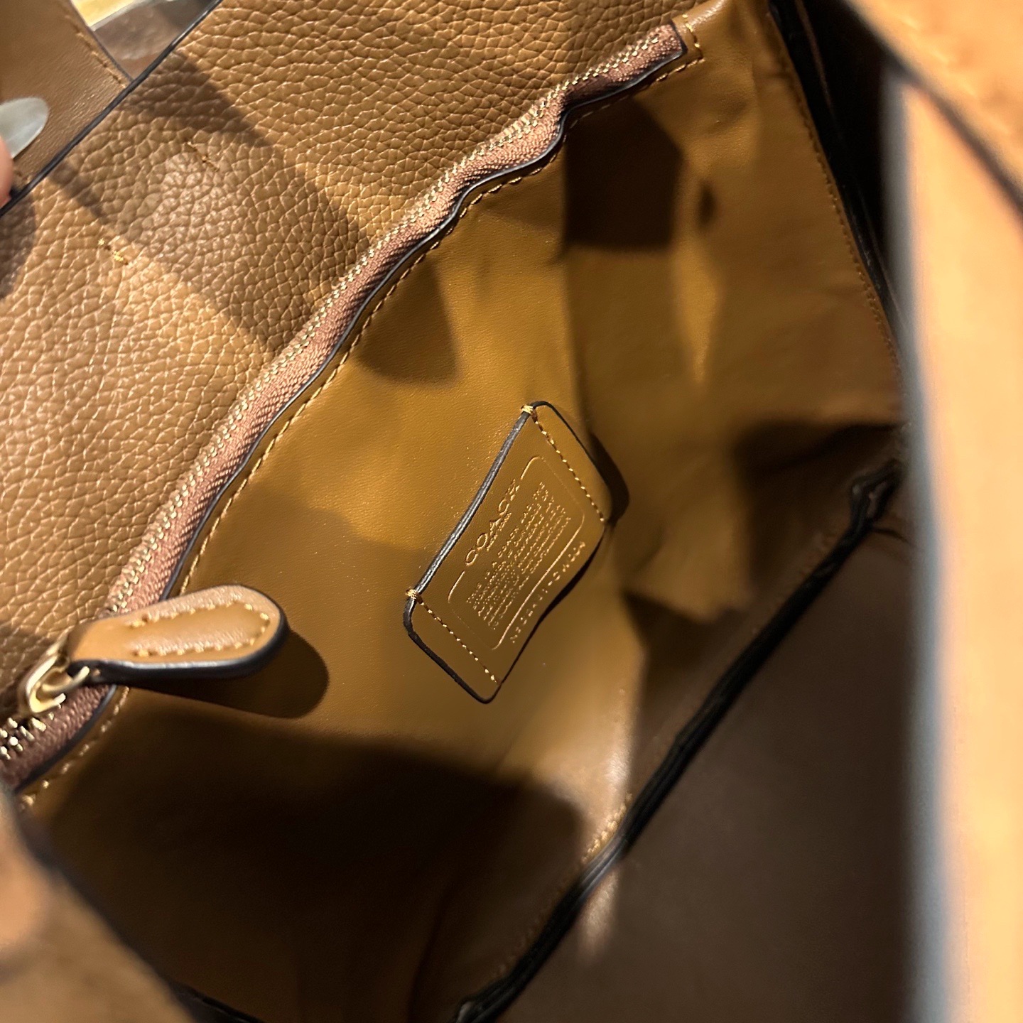 p160 礼盒包装 COACH新款NHadley美哭啦 COACH十月新款Hadley crossbody 可调节拼接肩带设计可腋下可斜挎 麂皮材质氛围感一整个电 真的不要太美 尺寸 23&times;25cm