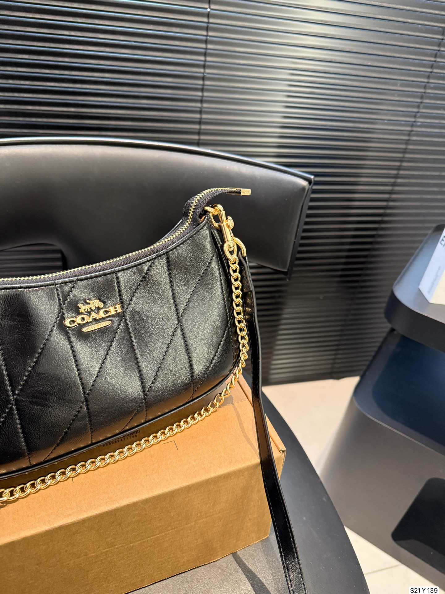 P155 配盒子 COACH/蔻驰腋下包 单肩包斜挎包手提包购物袋 容量非常可，很实用的一款尺寸24 13 货号Y139
