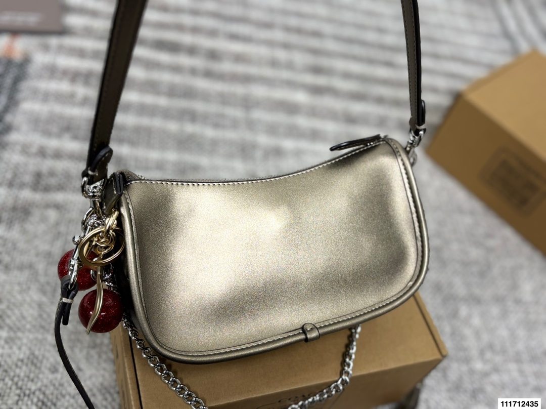 P165 配盒子COACH｜蔻驰新品waverly bag24 蔻驰八月这款Waverly手袋适于日常使用的简约设计， 灵感源自品牌故乡纽约的随性精致格调。 采用具有精美纹理和柔软质感的天然粒面皮革制作，配有一个方便的搭扣袋以及一个可存放手机、钱包等随身物品的开放式内袋。 全面百搭的顶部手柄设计提供了三条可替换肩带，可通过皮革肩带或优雅链带实现斜挎和肩背哟。 尺寸23 12