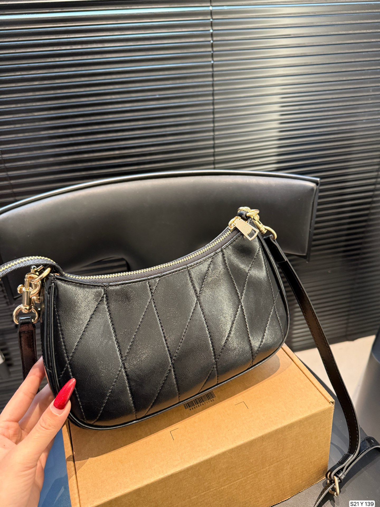 P155 配盒子 COACH/蔻驰腋下包 单肩包斜挎包手提包购物袋 容量非常可，很实用的一款尺寸24 13 货号Y139