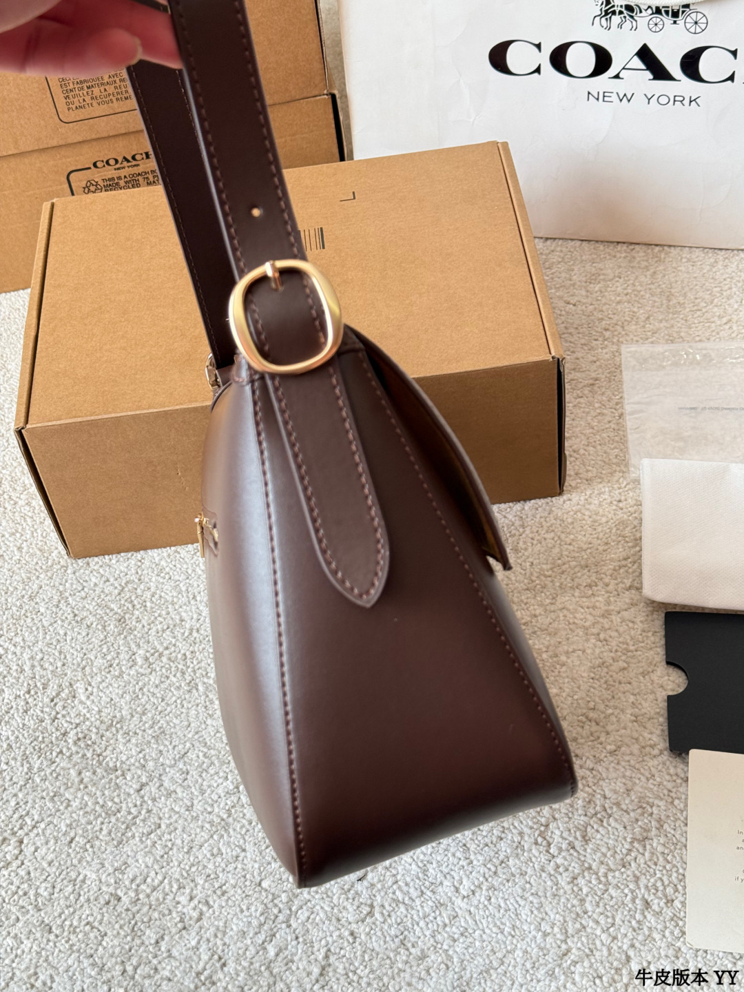 牛皮版本 p195 蔻驰 Etta 系列翻盖包 COACH Etta系列大号翻盖包,采用光滑牛皮革,栗子可可棕色超有秋冬氛围感!正面C字旋锁扣+金色五金,简约又精致‘。肩带可调节,单肩or斜挎都OK,通勤、约会都能轻松驾驭~ 尺寸 28 20cm