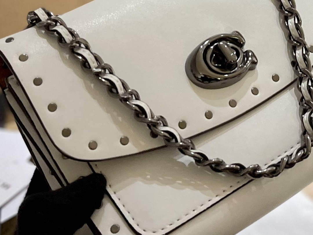 原单牛皮🐆p180 折叠礼盒 官网飞机箱 保养卡 全套包装 Coach Parker18 是现代和经典的完美碰撞,翻盖上山茶花的造型,既高 雅又特别,多个隔层非常实用,拼色设计,复古时髦,柔软舒适,质感一流 优雅不浮夸,精致也不挑年龄 Parker18小号温柔少女配色 属于耐看型的首选系列。简直了! 又相当百搭,简直不要太美。18cm