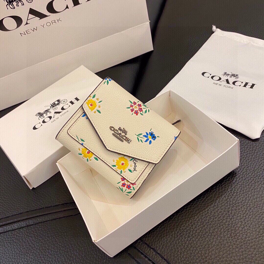 P105🎀🎀颜色 黑🎀尺寸 11x10🎀蔻驰专柜爆款👍原版牛皮三折短款钱包🔥精美设计手感一流美妞必备实物超级美🆕❤️