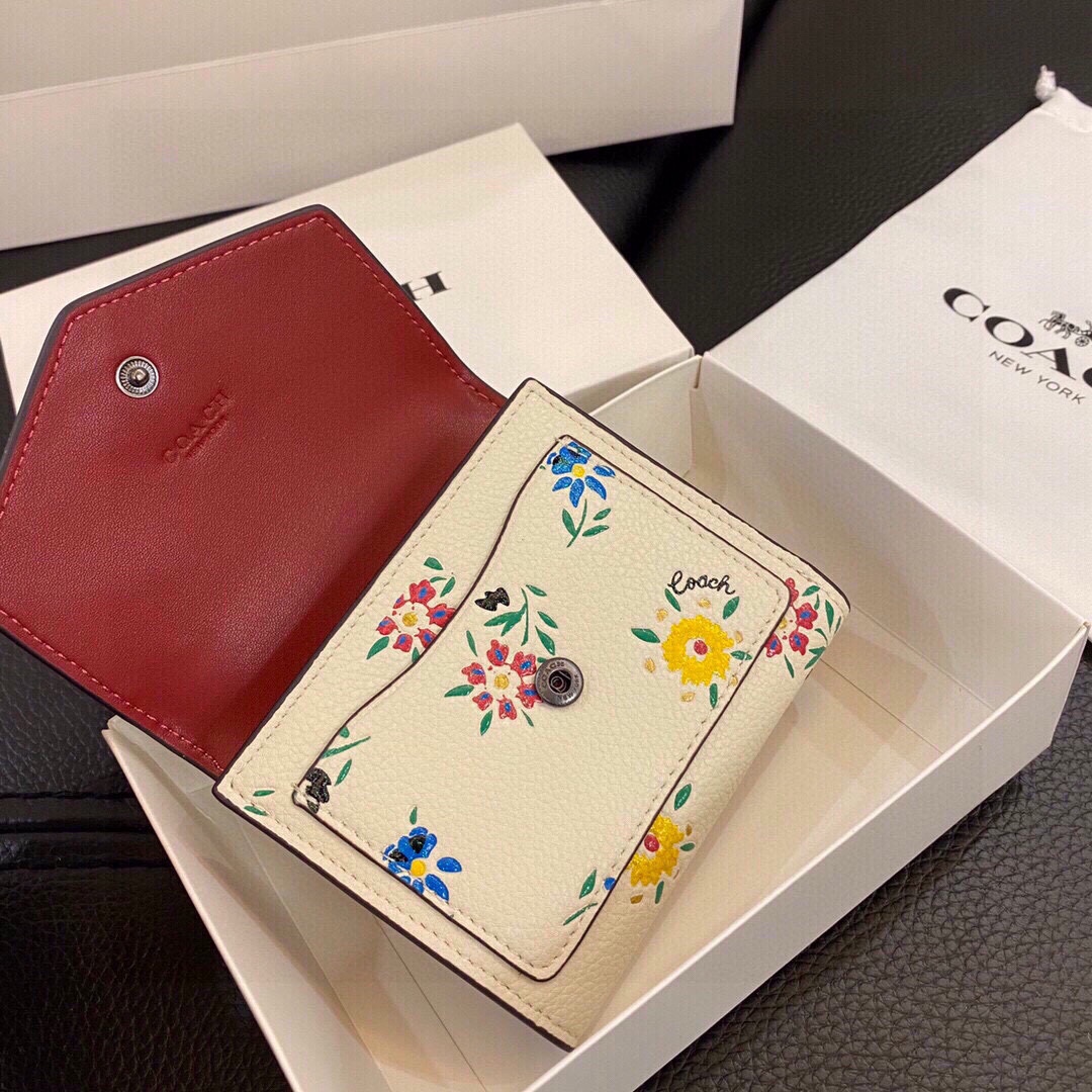 P105🎀🎀颜色 黑🎀尺寸 11x10🎀蔻驰专柜爆款👍原版牛皮三折短款钱包🔥精美设计手感一流美妞必备实物超级美🆕❤️