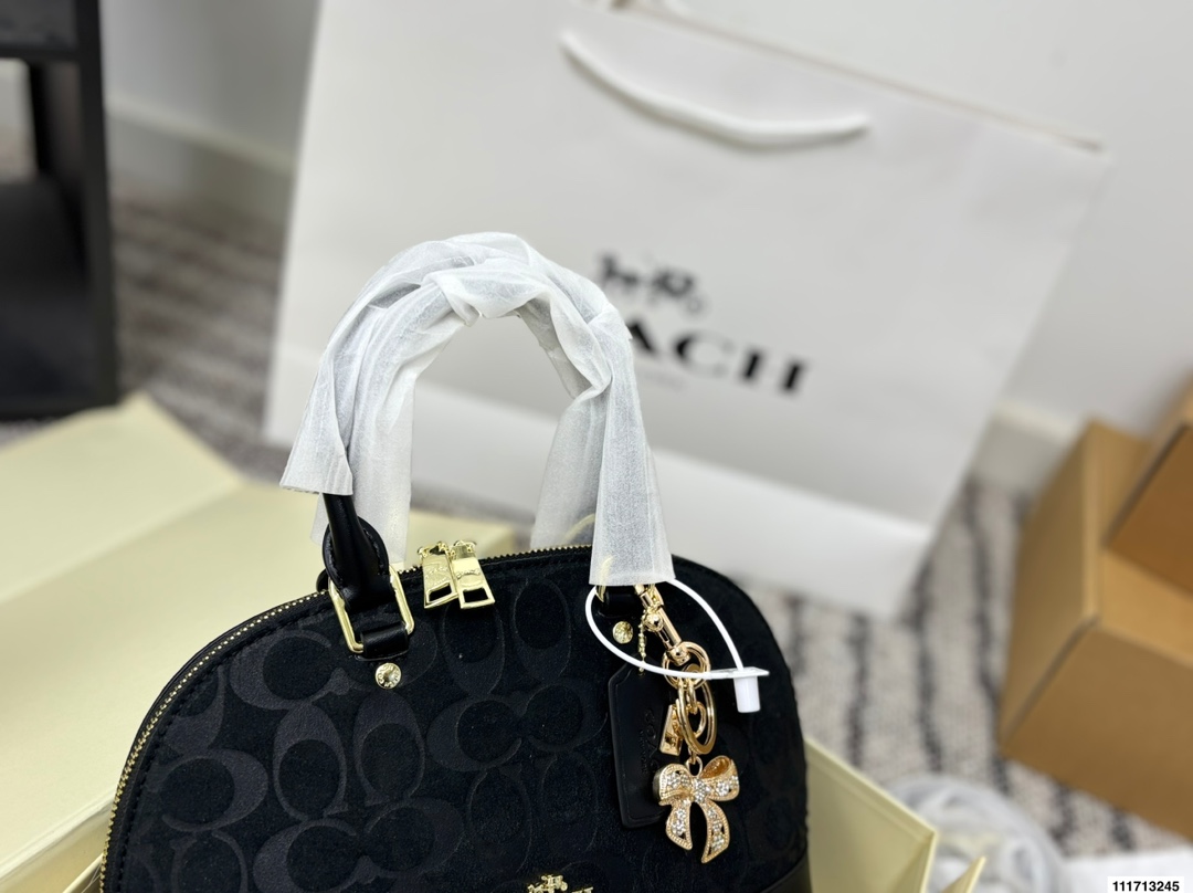 p145 配礼盒 尺寸25.20 蔻驰🌂专柜最新限量推出💫 蔻驰经典贝壳包‼️超级实用 高品质 原版五金 ‼️完美设计 版型超正💫经典的设计理念让你与众不同,回头率超高