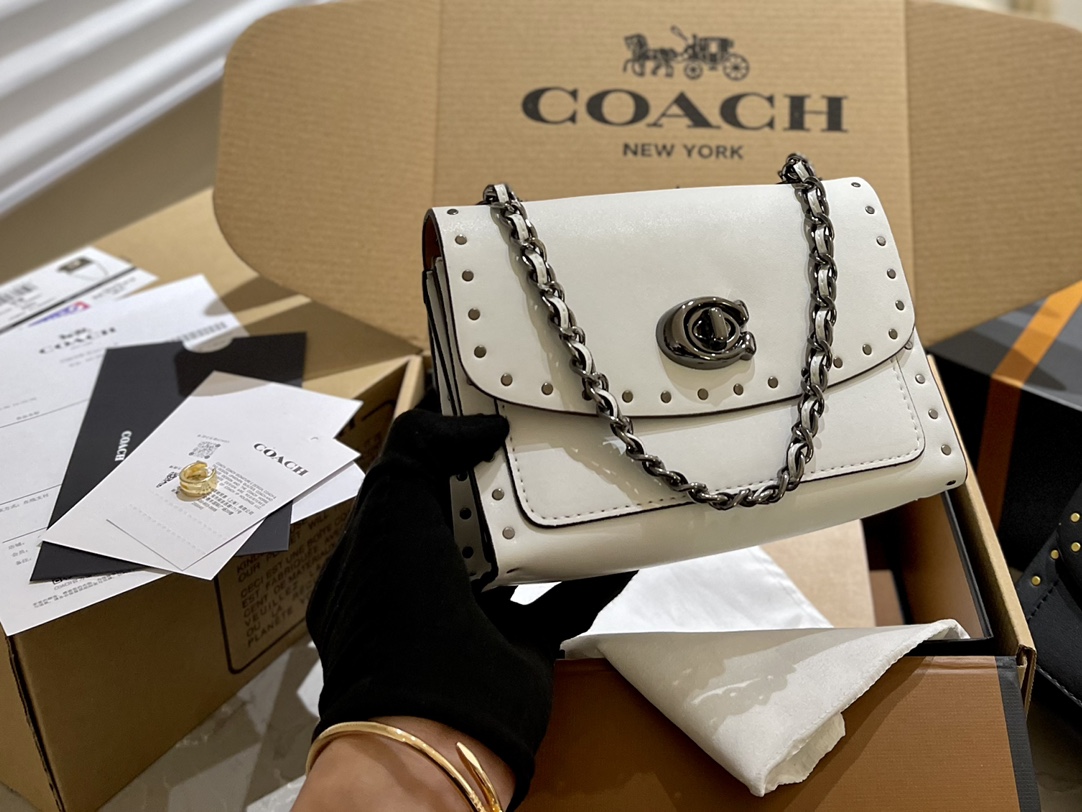 原单牛皮🐆p180 折叠礼盒 官网飞机箱 保养卡 全套包装 Coach Parker18 是现代和经典的完美碰撞,翻盖上山茶花的造型,既高 雅又特别,多个隔层非常实用,拼色设计,复古时髦,柔软舒适,质感一流 优雅不浮夸,精致也不挑年龄 Parker18小号温柔少女配色 属于耐看型的首选系列。简直了! 又相当百搭,简直不要太美。18cm