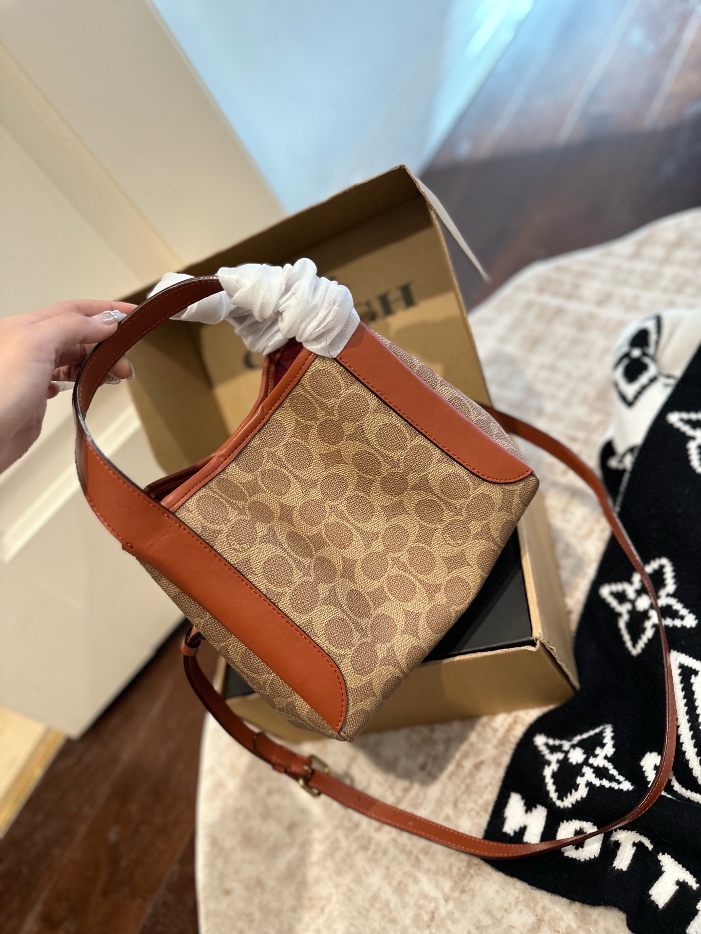 p185 礼盒包装 COACH新款NHadley美哭啦 COACH本月新款Hadley crossbody 可调节拼接肩带设计可腋下可斜挎 麂皮材质氛围感一整个电 真的不要太美 尺寸 23&times;25