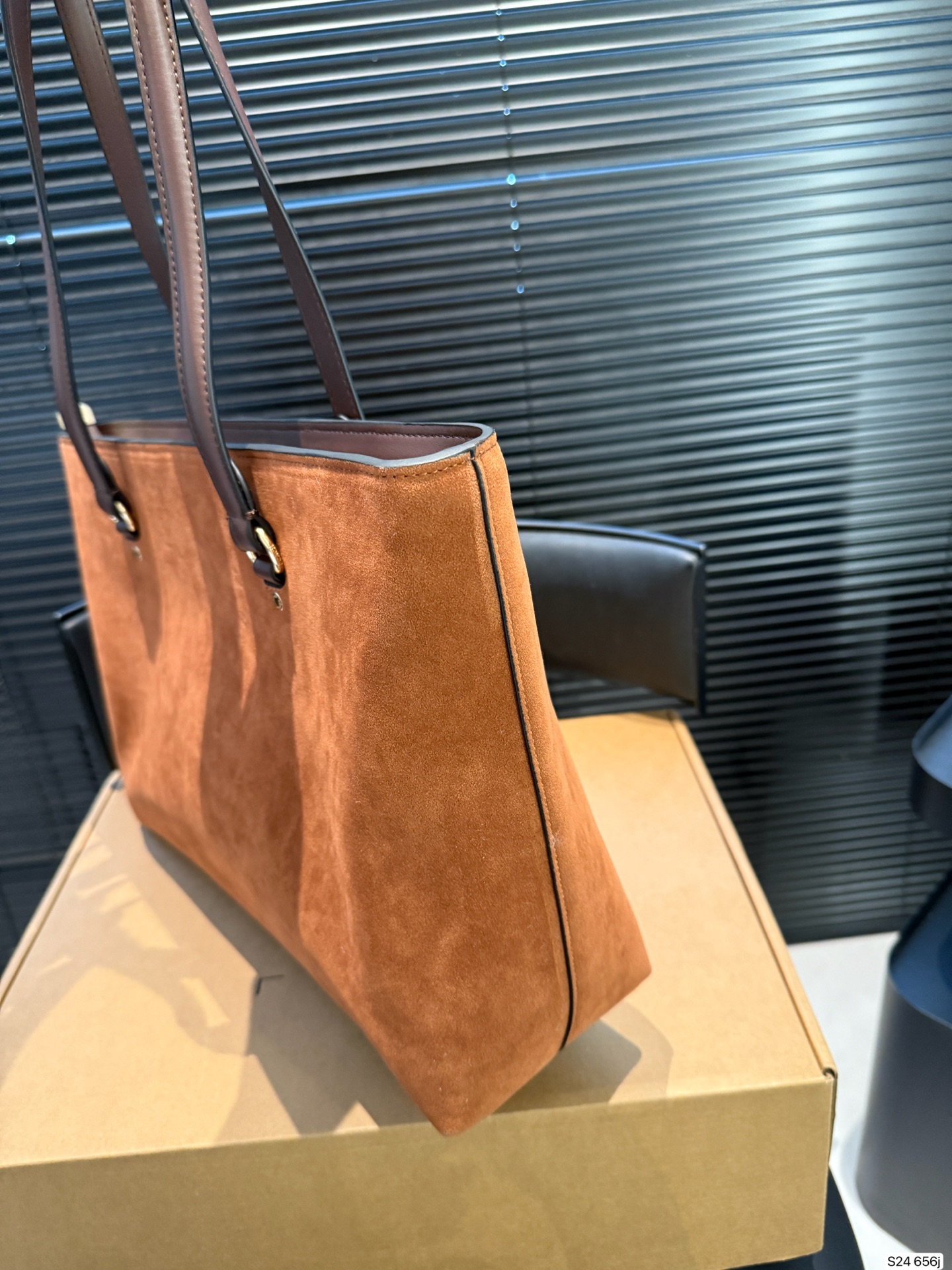 P170 配飞机盒 COACH蔻驰︳秋冬季节的Station 托特包 经典标志老花C Logo STATION 托特包 内置拉链袋/手机袋/多功能袋 顶部拉链开合,织物衬里 尺寸36 27 货号656