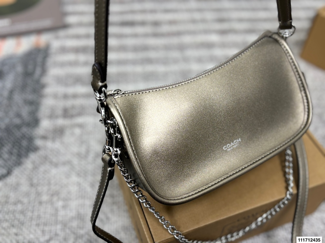 P165 配盒子COACH｜蔻驰新品waverly bag24 蔻驰八月这款Waverly手袋适于日常使用的简约设计， 灵感源自品牌故乡纽约的随性精致格调。 采用具有精美纹理和柔软质感的天然粒面皮革制作，配有一个方便的搭扣袋以及一个可存放手机、钱包等随身物品的开放式内袋。 全面百搭的顶部手柄设计提供了三条可替换肩带，可通过皮革肩带或优雅链带实现斜挎和肩背哟。 尺寸23 12