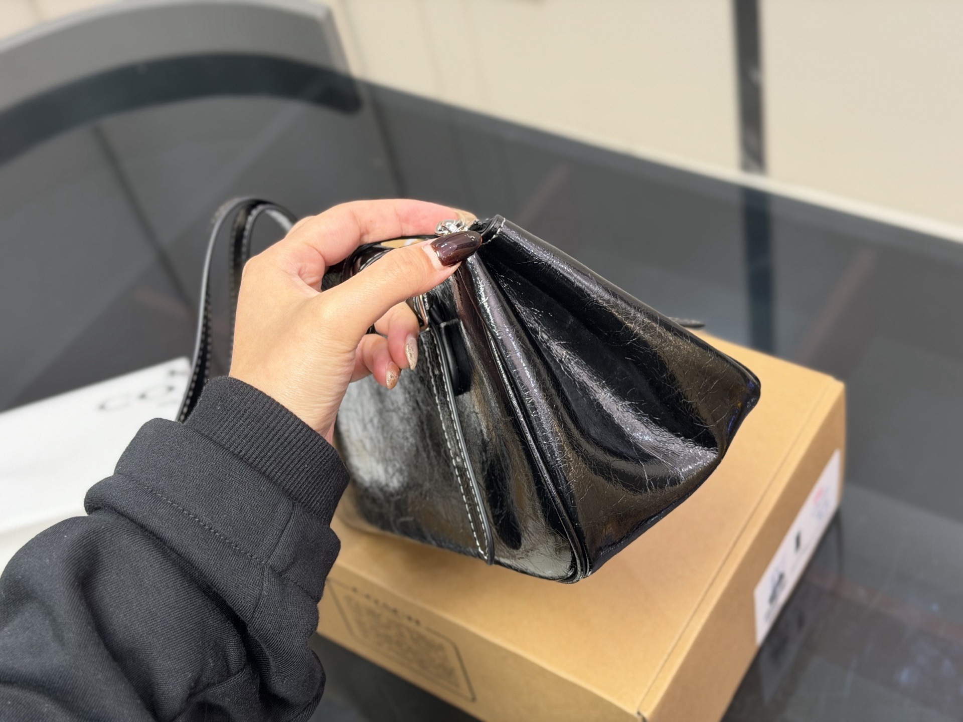 &yen;165 配盒 蔻驰新品asher太好看了 新品又又又又戳到我了！ 油蜡皮光泽度好有质感重点是真的很轻！！！ 酷酷的包包 真的太太太太好看啦 尺寸:30.14cm