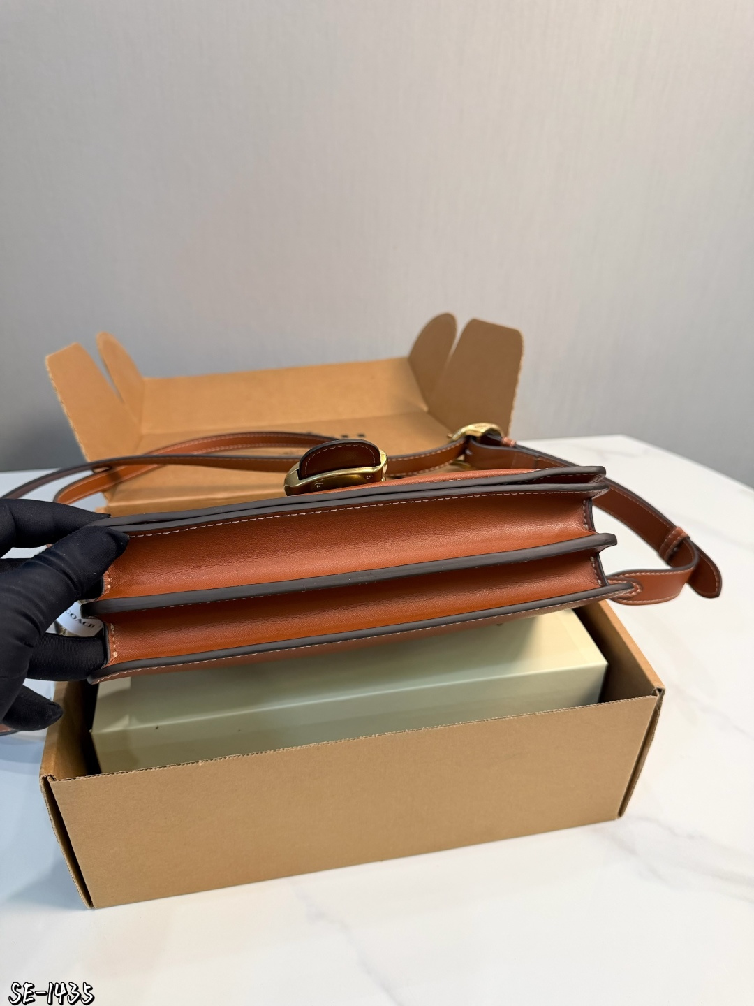 ❤️p195❤️ Coach Tabby 26酒神包 Coach Tabby 26酒神包，选用柔软颗粒牛皮，手感细腻耐用，焦糖棕色搭配复古金属C扣，简约又大气艹。26x15x7.5cm26x15x7.5cm，内部夹层+拉链小袋，收纳超方便！肩带可调节，腋下、单肩、斜挎都OK，通勤约会都能轻松驾驭~焦糖棕色百搭耐看，秋冬穿搭必备，复古优雅 气质满你可